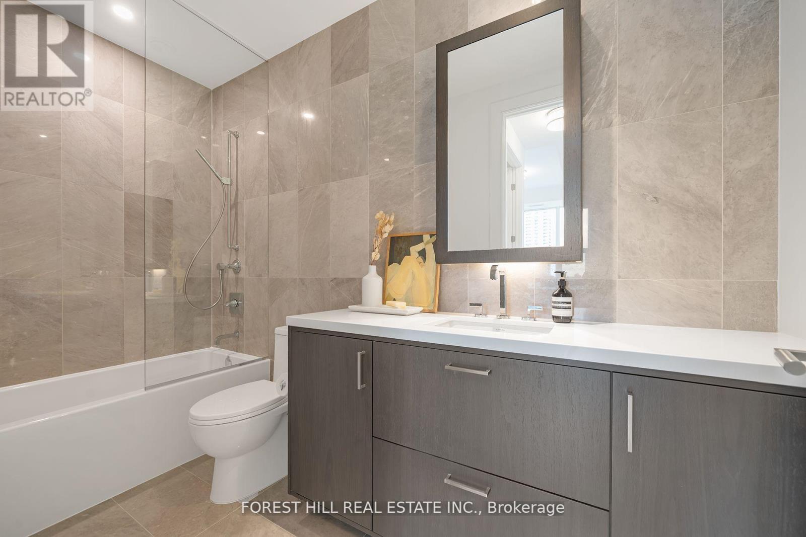 












707 - 455 WELLINGTON STREET W

,
Toronto (Waterfront Communities),




Ontario
M5V0V8

