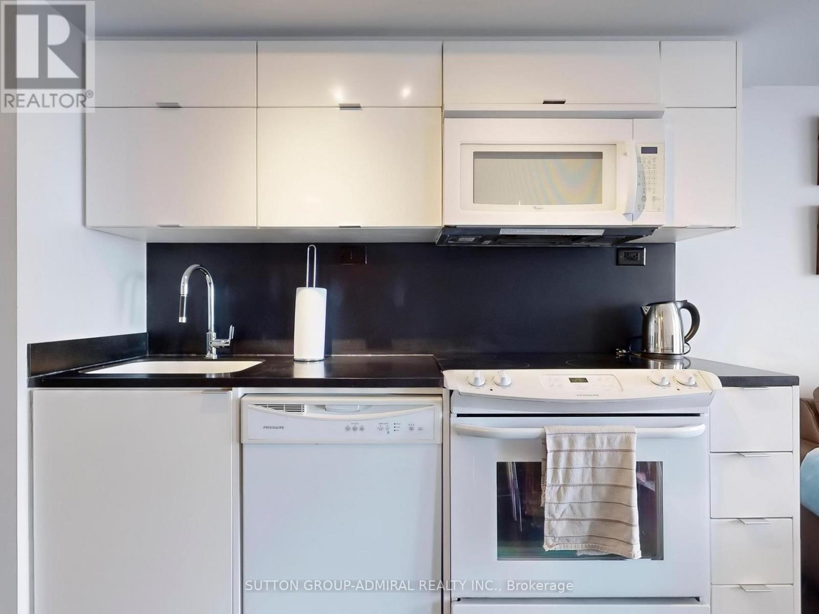 












1710 - 21 ICEBOAT TERRACE

,
Toronto (Waterfront Communities),




Ontario
M5V4A5

