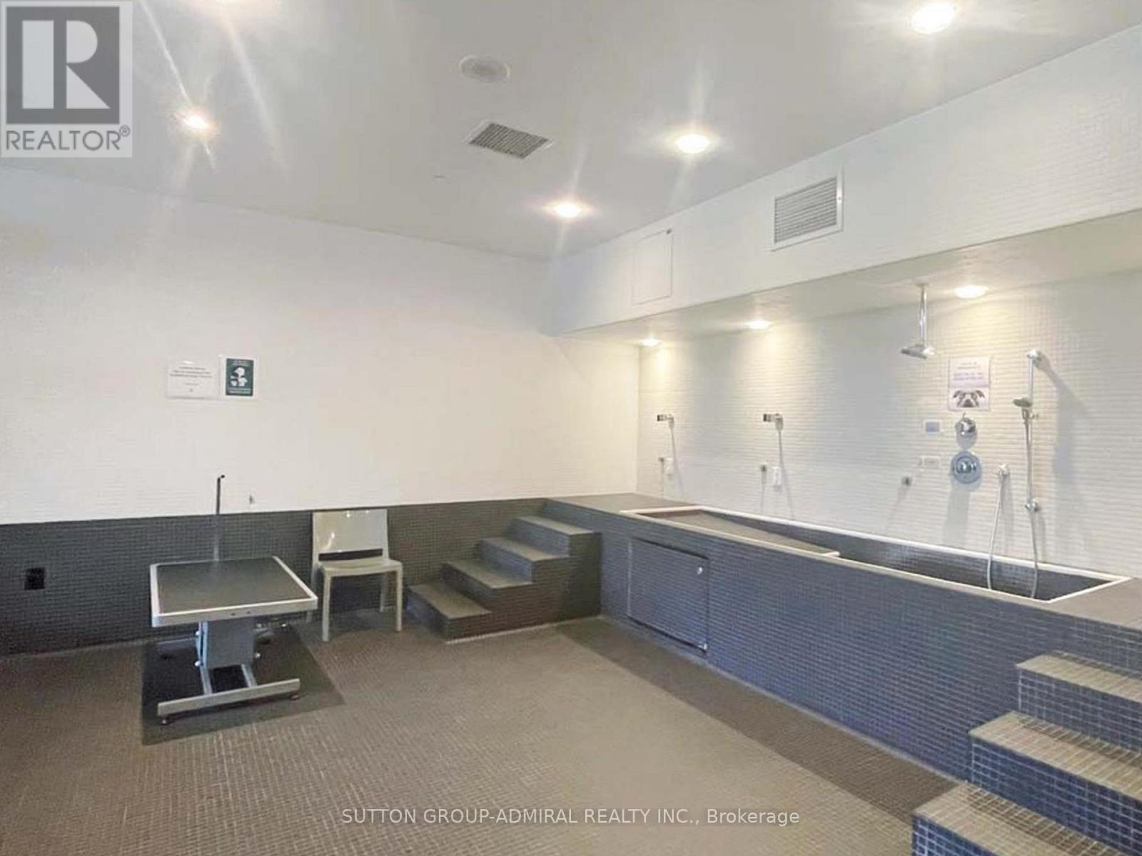 












1710 - 21 ICEBOAT TERRACE

,
Toronto (Waterfront Communities),




Ontario
M5V4A5

