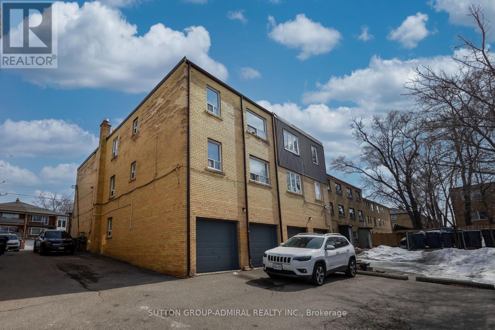 












64 GARTHDALE COURT

,
Toronto (Bathurst Manor),




Ontario
M3H5P9


