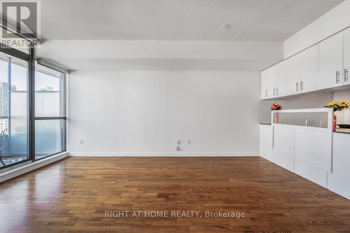 












2104 - 281 MUTUAL STREET

,
Toronto (Church-Yonge Corridor),




Ontario
M4Y3C4

