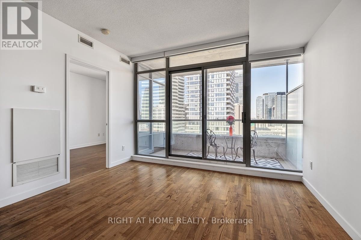 












2104 - 281 MUTUAL STREET

,
Toronto (Church-Yonge Corridor),




Ontario
M4Y3C4

