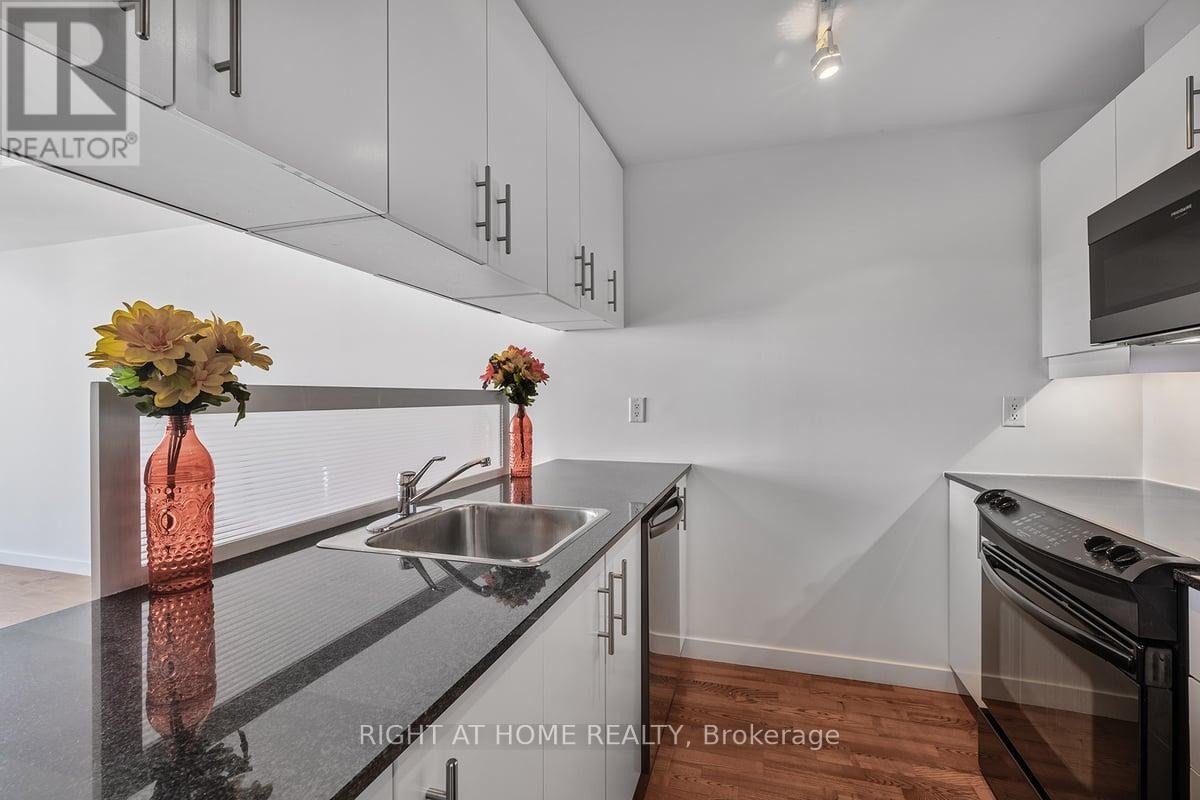 












2104 - 281 MUTUAL STREET

,
Toronto (Church-Yonge Corridor),




Ontario
M4Y3C4

