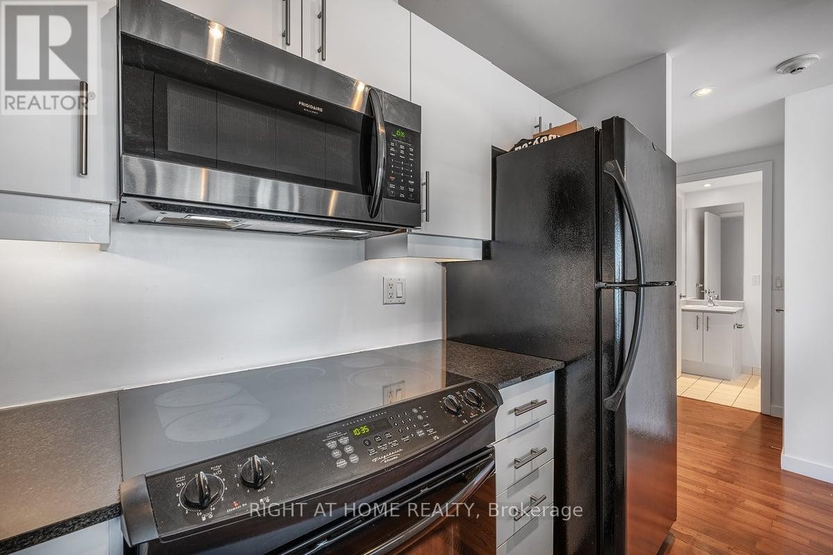 












2104 - 281 MUTUAL STREET

,
Toronto (Church-Yonge Corridor),




Ontario
M4Y3C4

