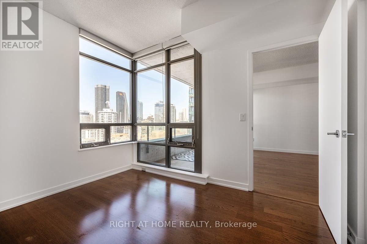 












2104 - 281 MUTUAL STREET

,
Toronto (Church-Yonge Corridor),




Ontario
M4Y3C4

