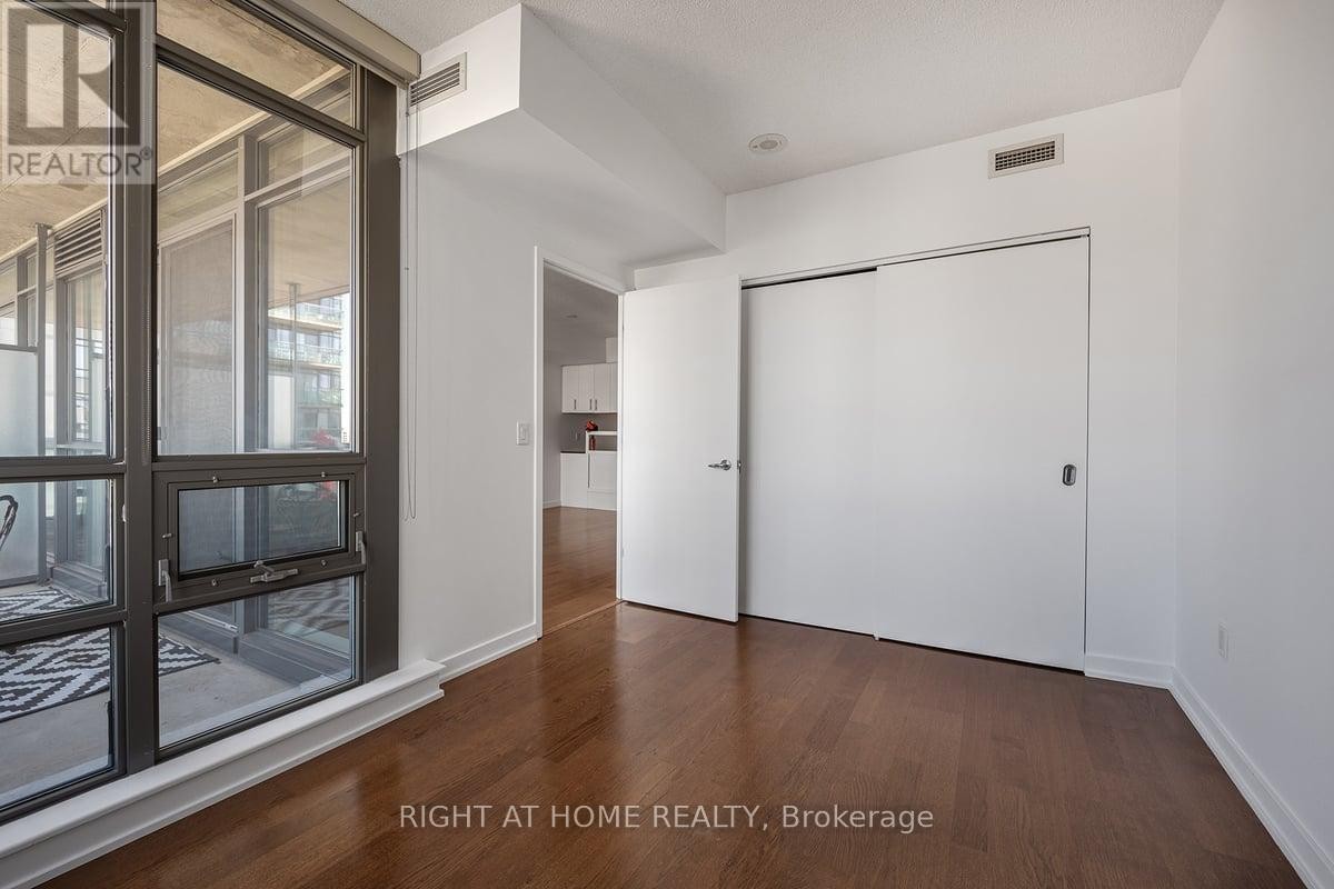 












2104 - 281 MUTUAL STREET

,
Toronto (Church-Yonge Corridor),




Ontario
M4Y3C4

