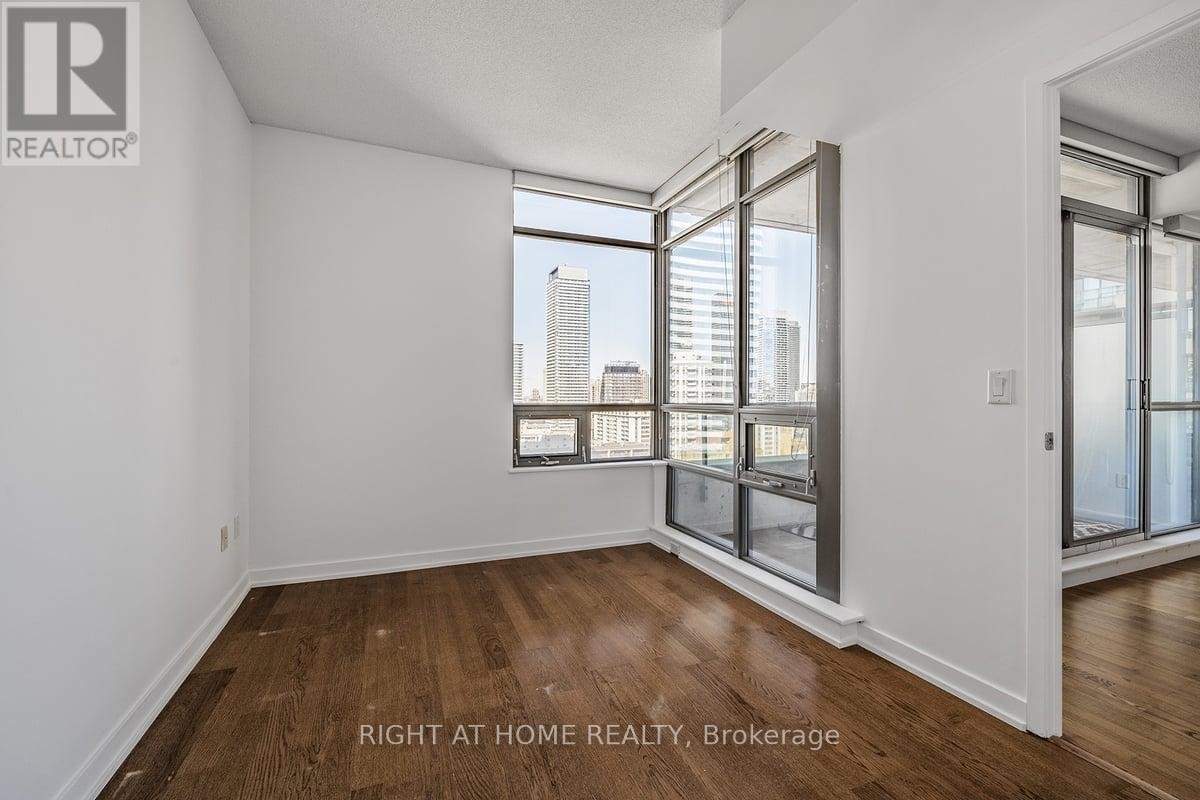 












2104 - 281 MUTUAL STREET

,
Toronto (Church-Yonge Corridor),




Ontario
M4Y3C4

