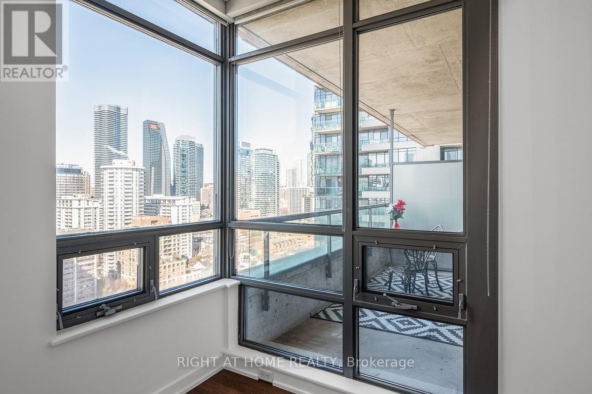 












2104 - 281 MUTUAL STREET

,
Toronto (Church-Yonge Corridor),




Ontario
M4Y3C4

