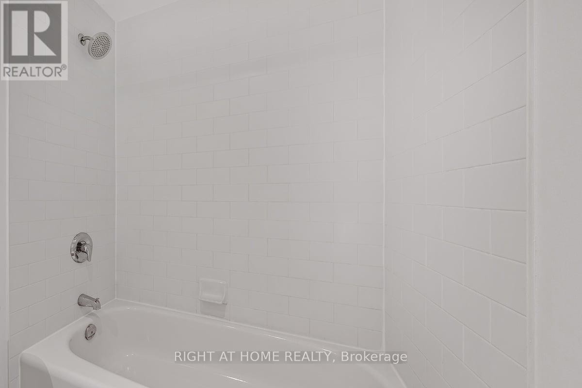 












2104 - 281 MUTUAL STREET

,
Toronto (Church-Yonge Corridor),




Ontario
M4Y3C4

