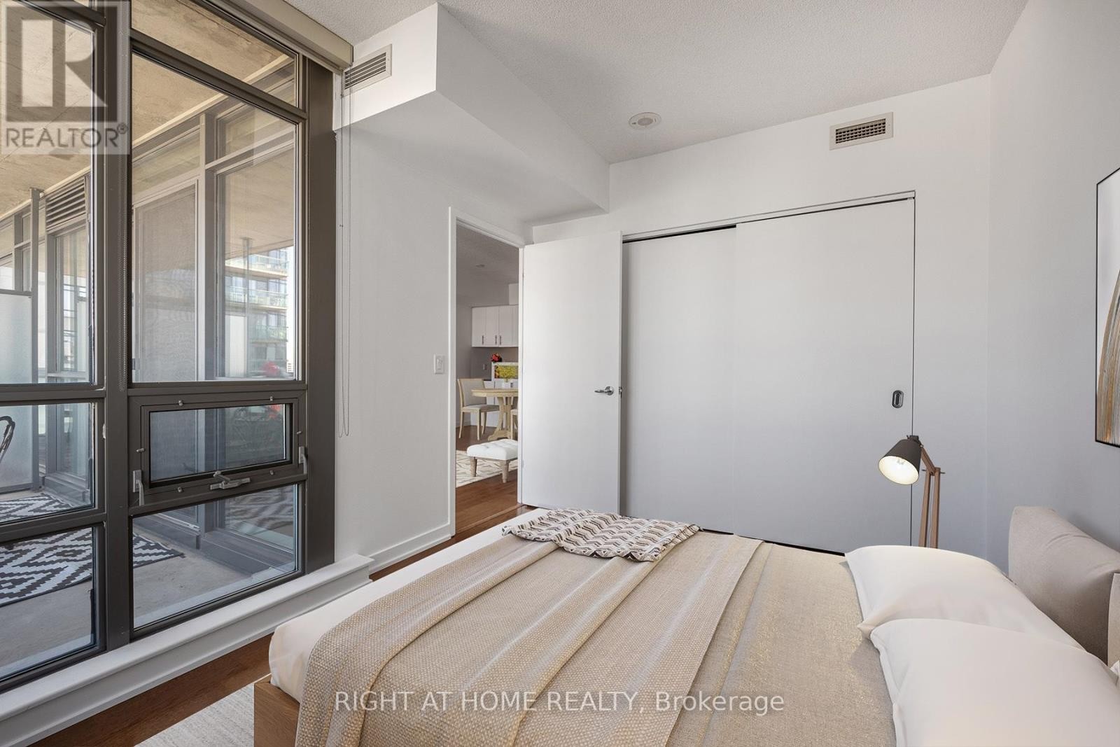 












2104 - 281 MUTUAL STREET

,
Toronto (Church-Yonge Corridor),




Ontario
M4Y3C4

