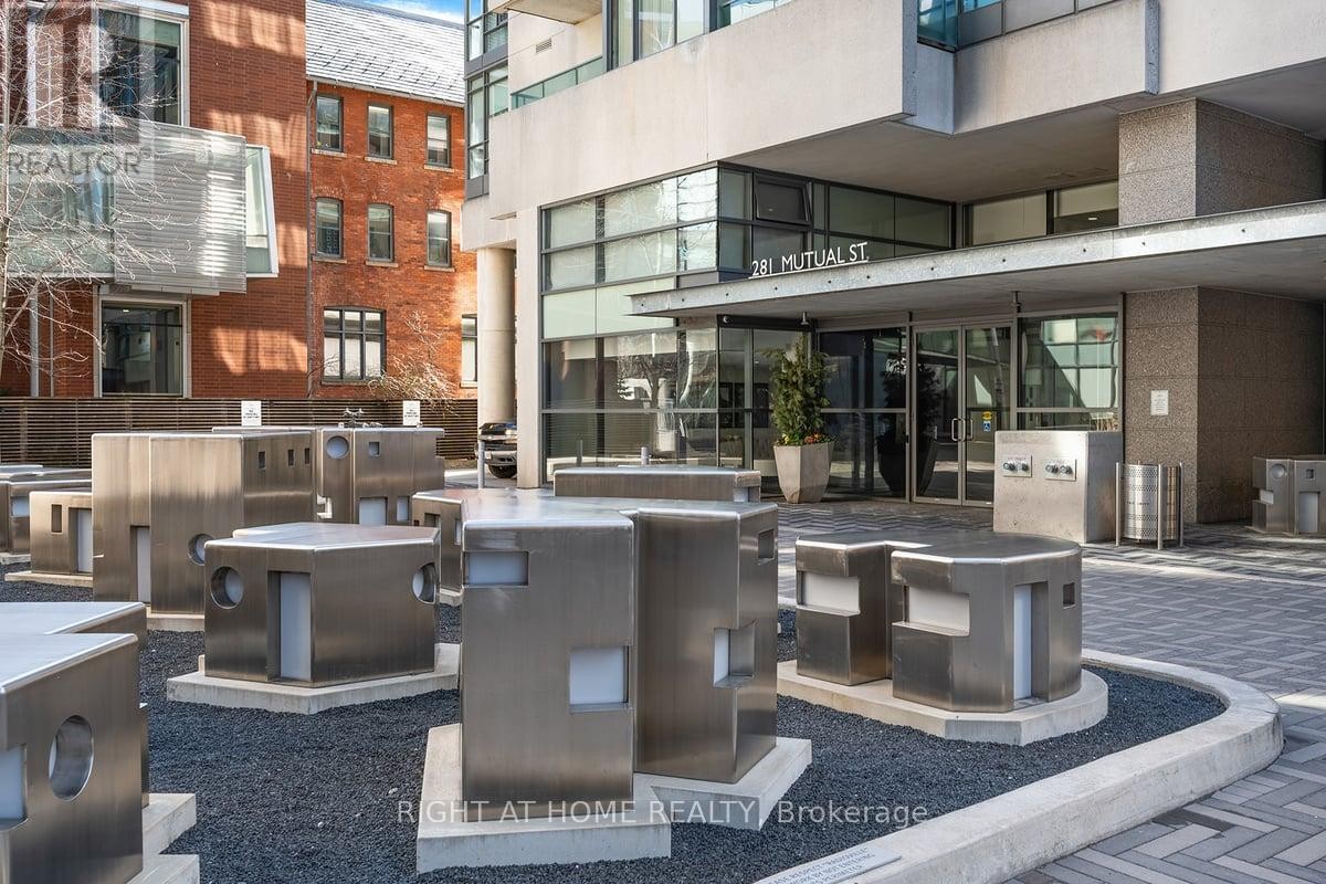 












2104 - 281 MUTUAL STREET

,
Toronto (Church-Yonge Corridor),




Ontario
M4Y3C4

