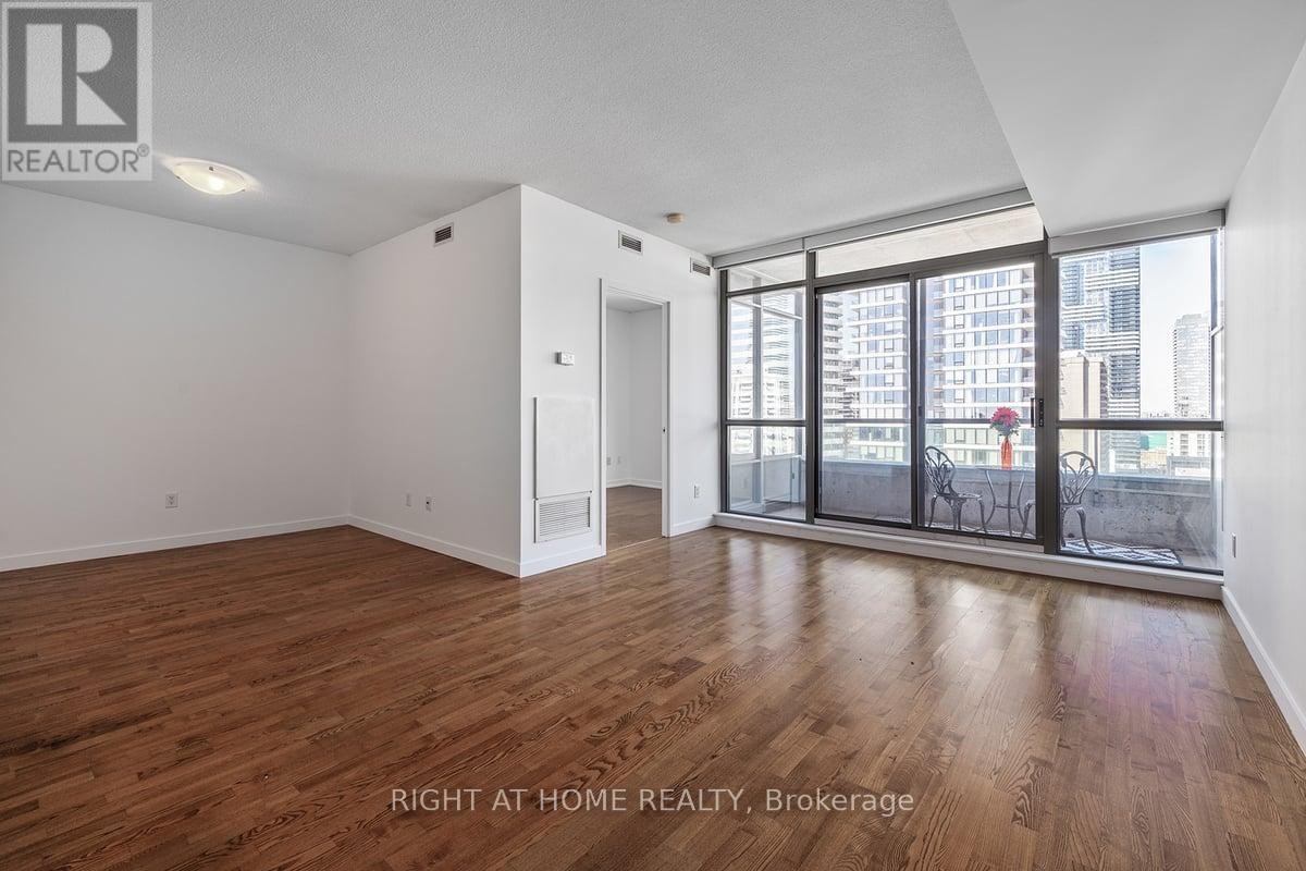 












2104 - 281 MUTUAL STREET

,
Toronto (Church-Yonge Corridor),




Ontario
M4Y3C4

