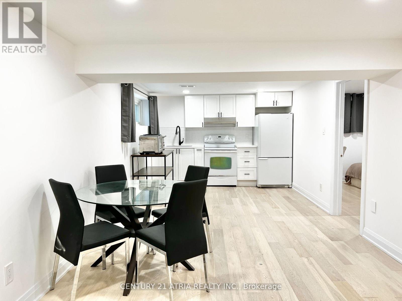 












2 PANNAHILL ROAD

,
Toronto (Bathurst Manor),




Ontario
M3H4N3

