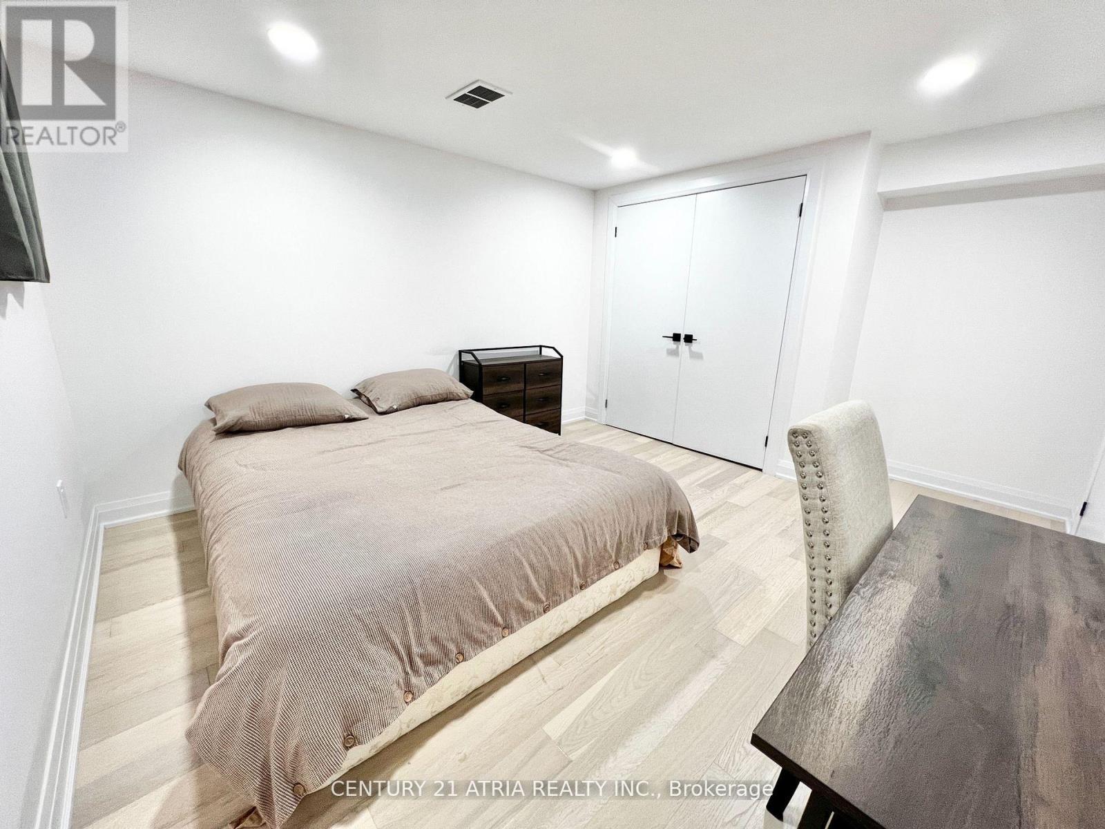 












2 PANNAHILL ROAD

,
Toronto (Bathurst Manor),




Ontario
M3H4N3

