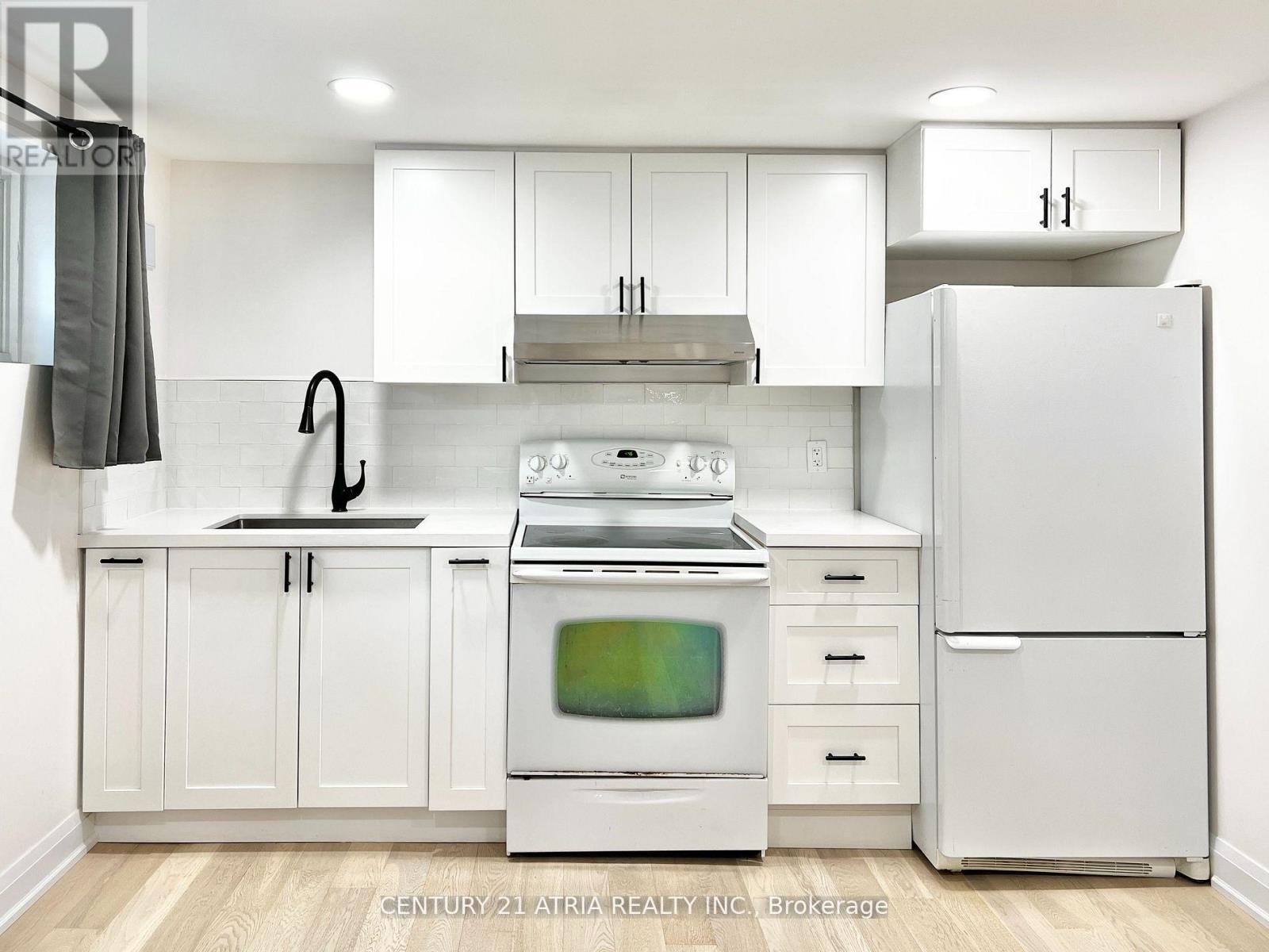 












2 PANNAHILL ROAD

,
Toronto (Bathurst Manor),




Ontario
M3H4N3

