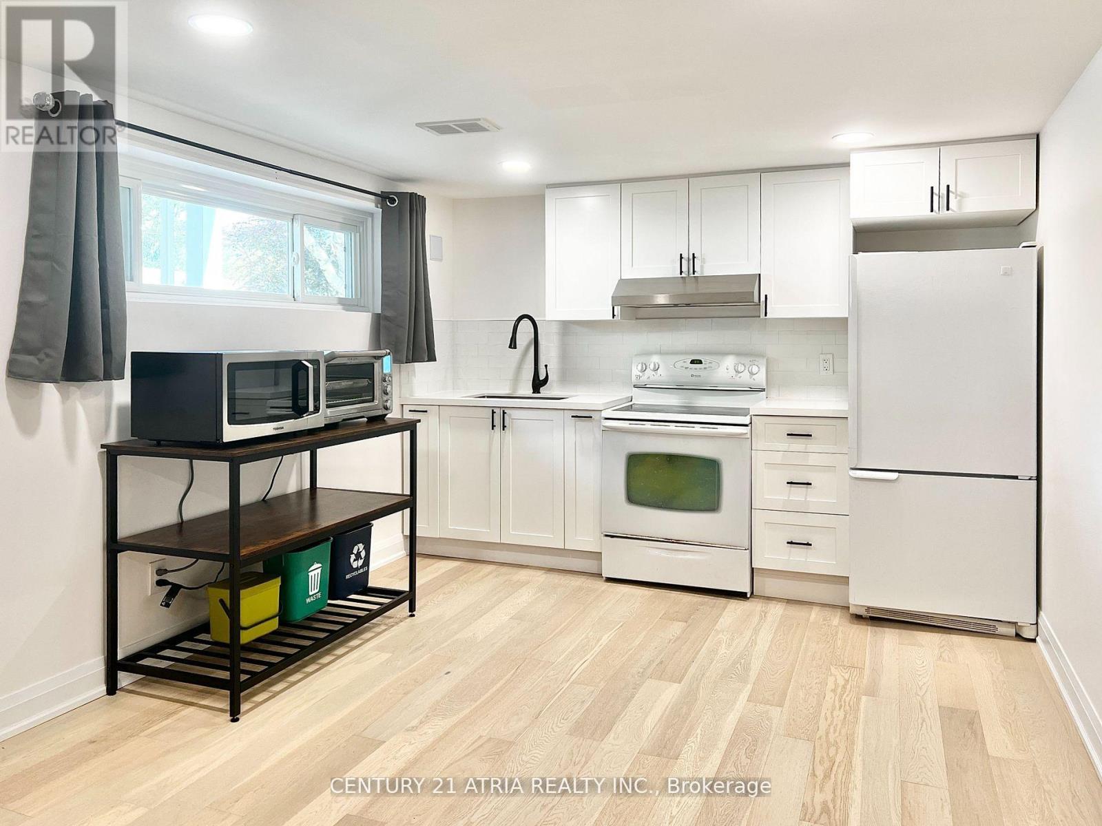 












2 PANNAHILL ROAD

,
Toronto (Bathurst Manor),




Ontario
M3H4N3


