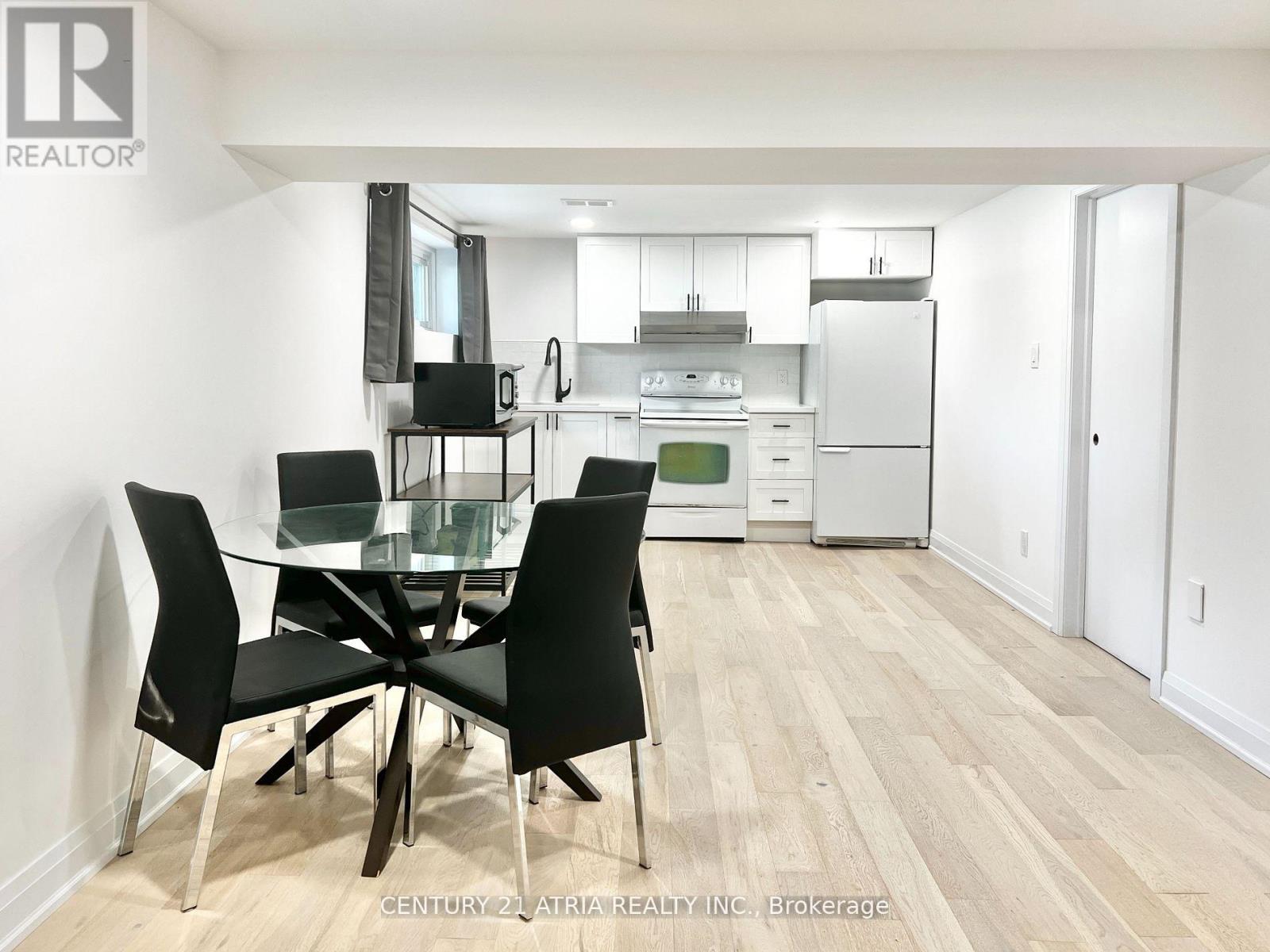 












2 PANNAHILL ROAD

,
Toronto (Bathurst Manor),




Ontario
M3H4N3


