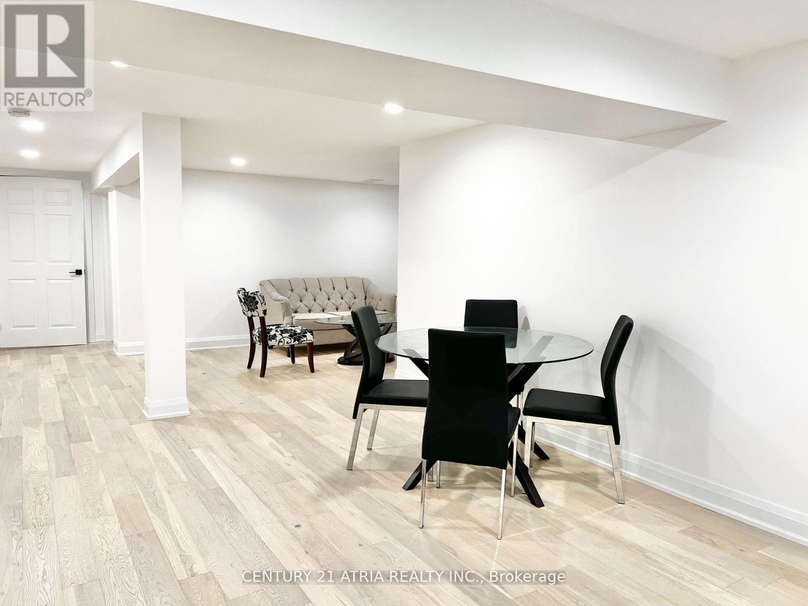 












2 PANNAHILL ROAD

,
Toronto (Bathurst Manor),




Ontario
M3H4N3

