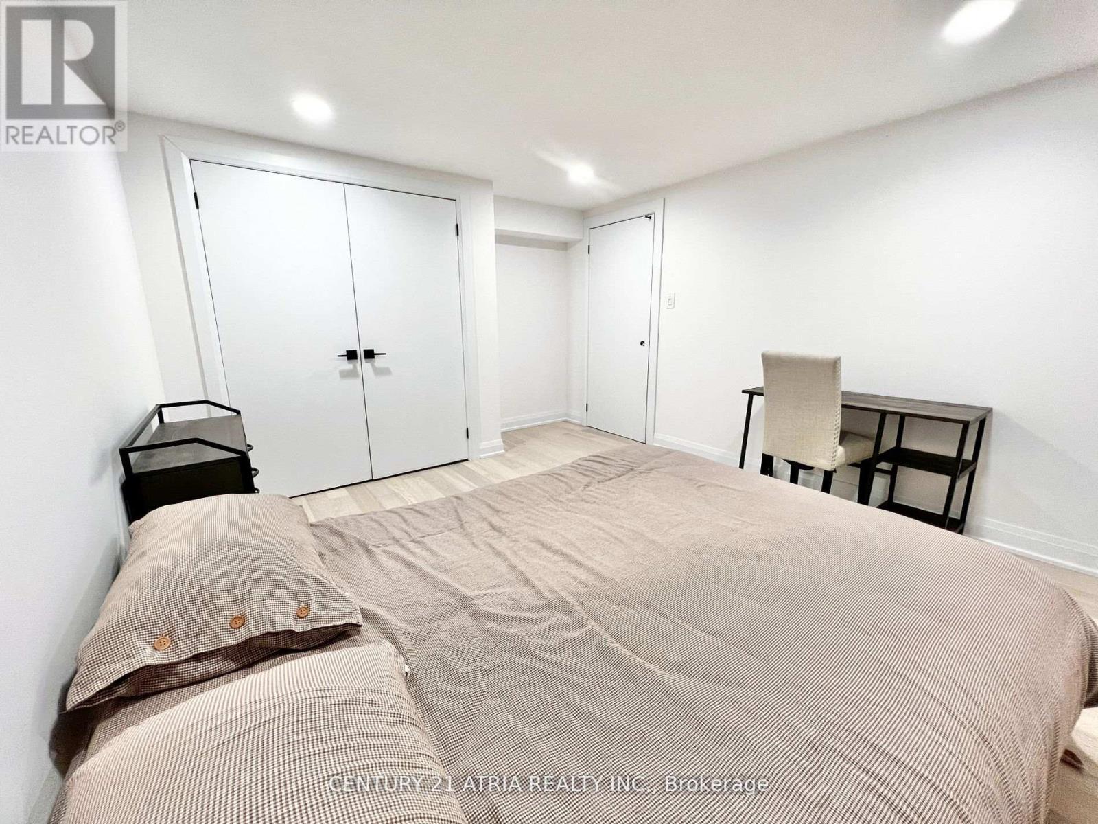 












2 PANNAHILL ROAD

,
Toronto (Bathurst Manor),




Ontario
M3H4N3

