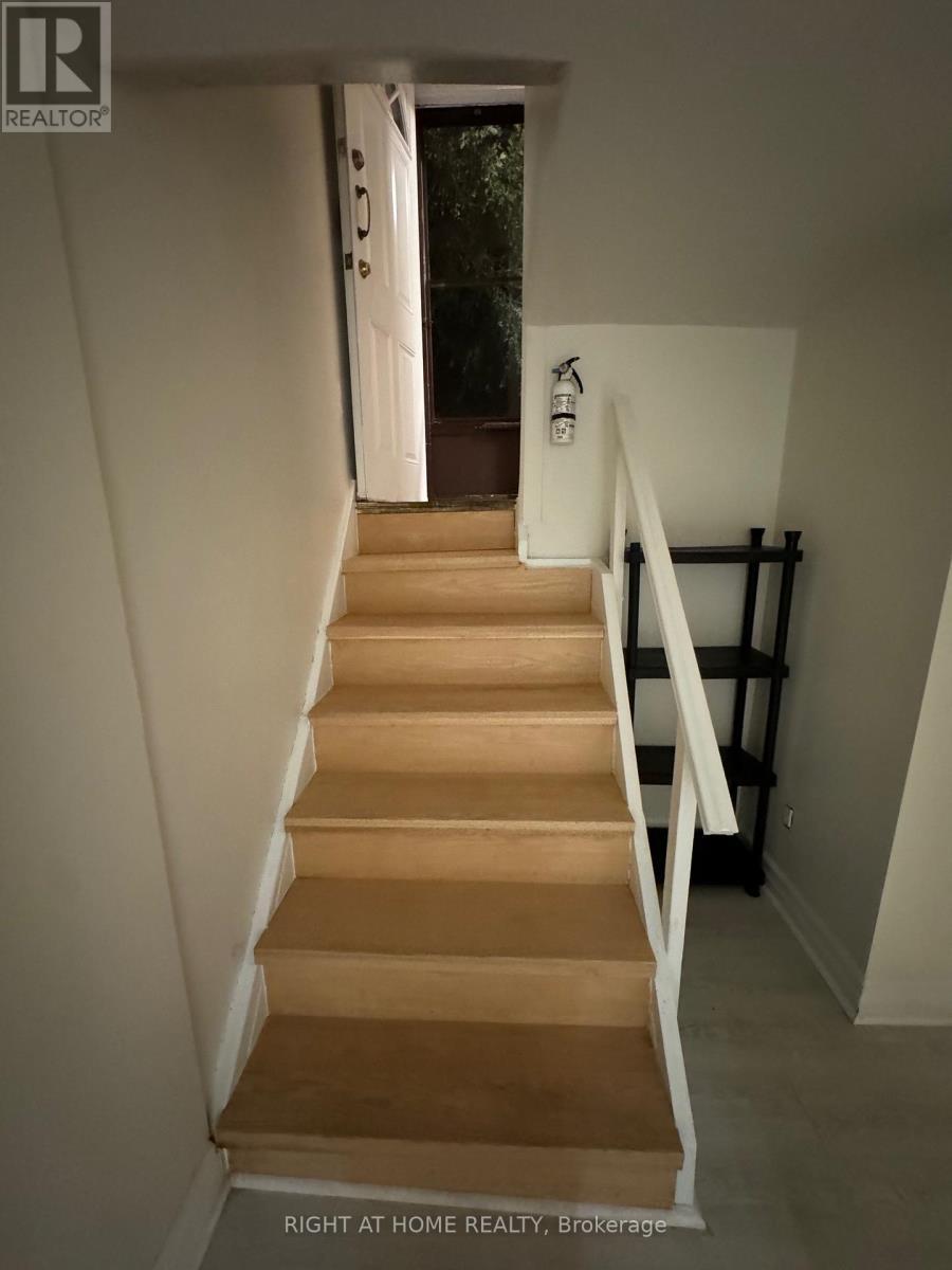 












227 SHEPPARD AVENUE W

,
Toronto (Lansing-Westgate),




Ontario
M2N1N2

