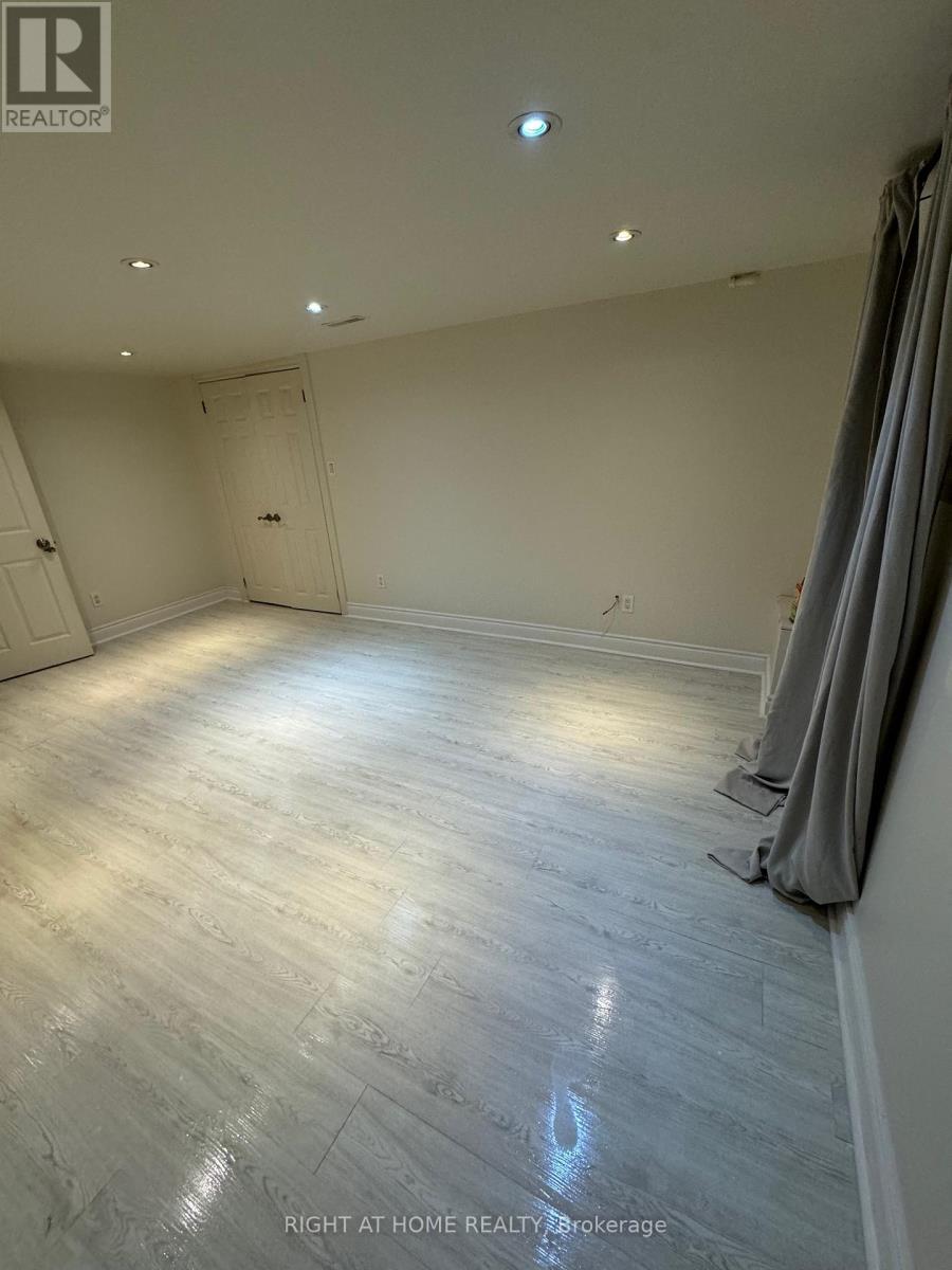 












227 SHEPPARD AVENUE W

,
Toronto (Lansing-Westgate),




Ontario
M2N1N2

