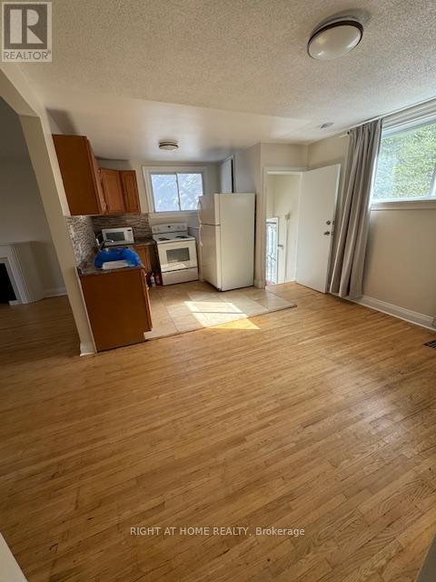 












227 SHEPPARD AVENUE W

,
Toronto (Lansing-Westgate),




Ontario
M2N1N2

