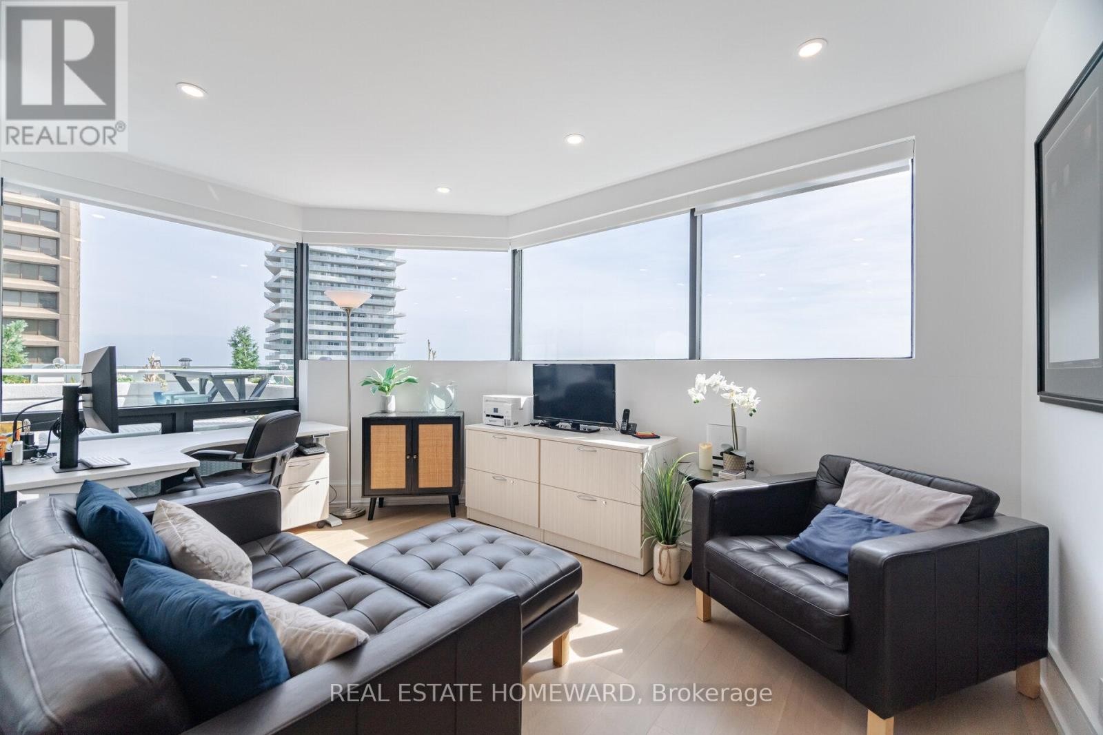 












PH2 - 10 QUEENS QUAY W

,
Toronto (Waterfront Communities),




Ontario
M5J2R9

