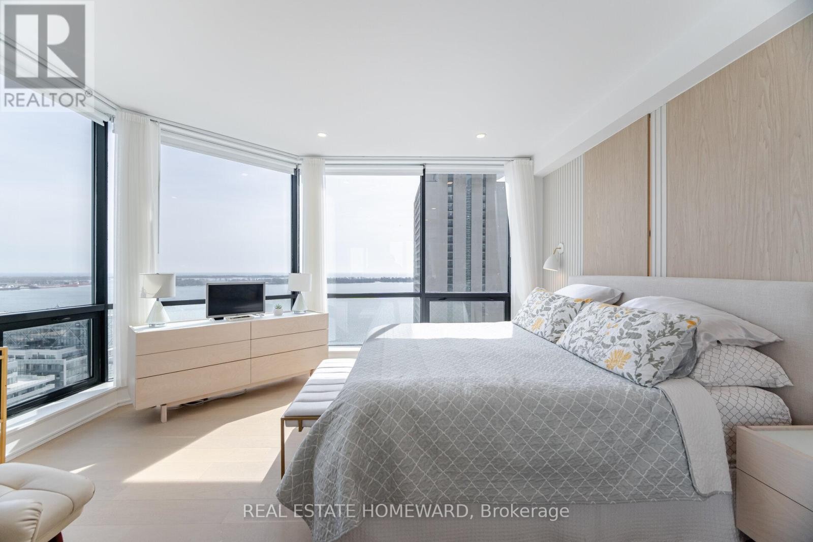 












PH2 - 10 QUEENS QUAY W

,
Toronto (Waterfront Communities),




Ontario
M5J2R9

