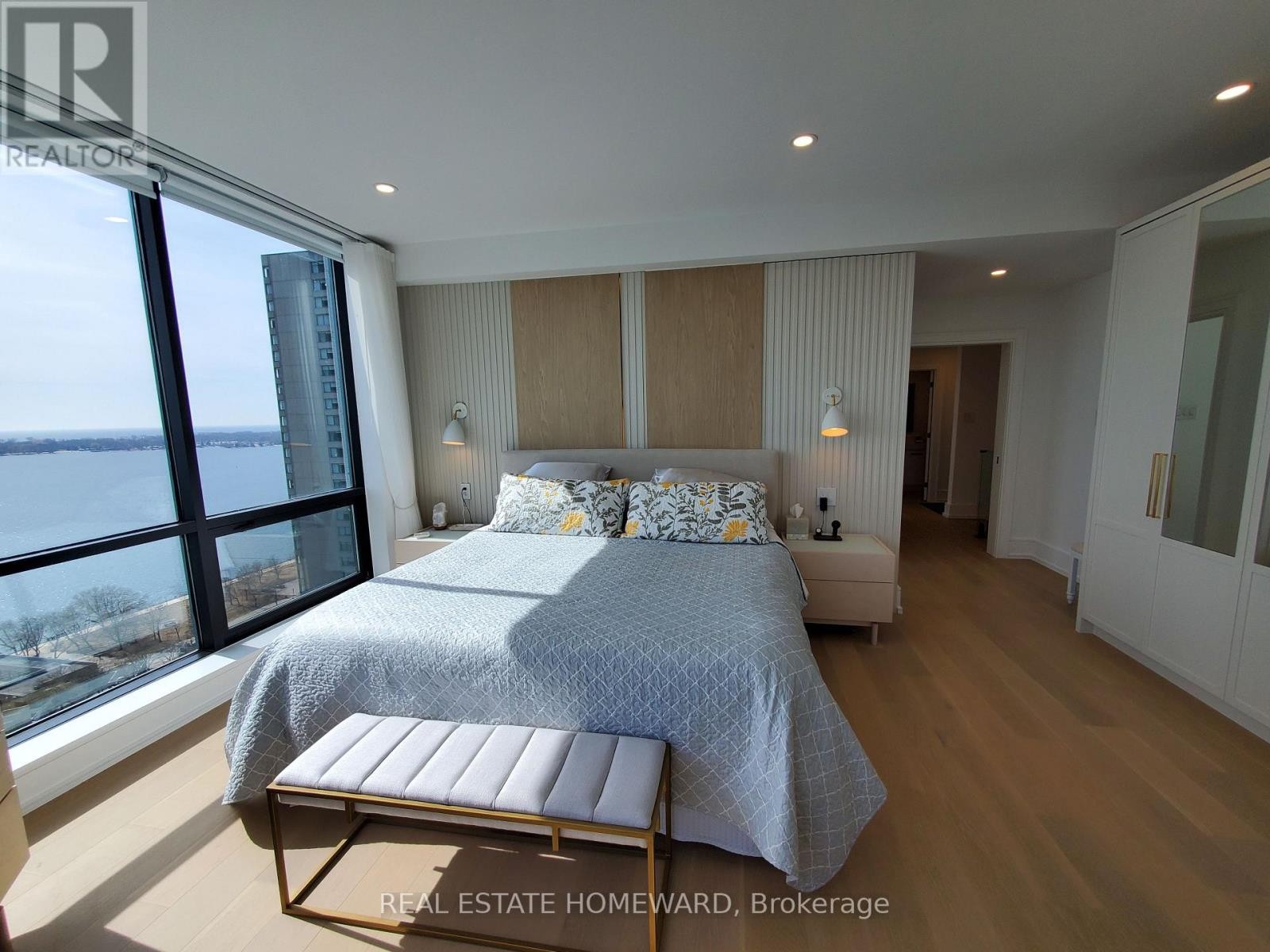 












PH2 - 10 QUEENS QUAY W

,
Toronto (Waterfront Communities),




Ontario
M5J2R9

