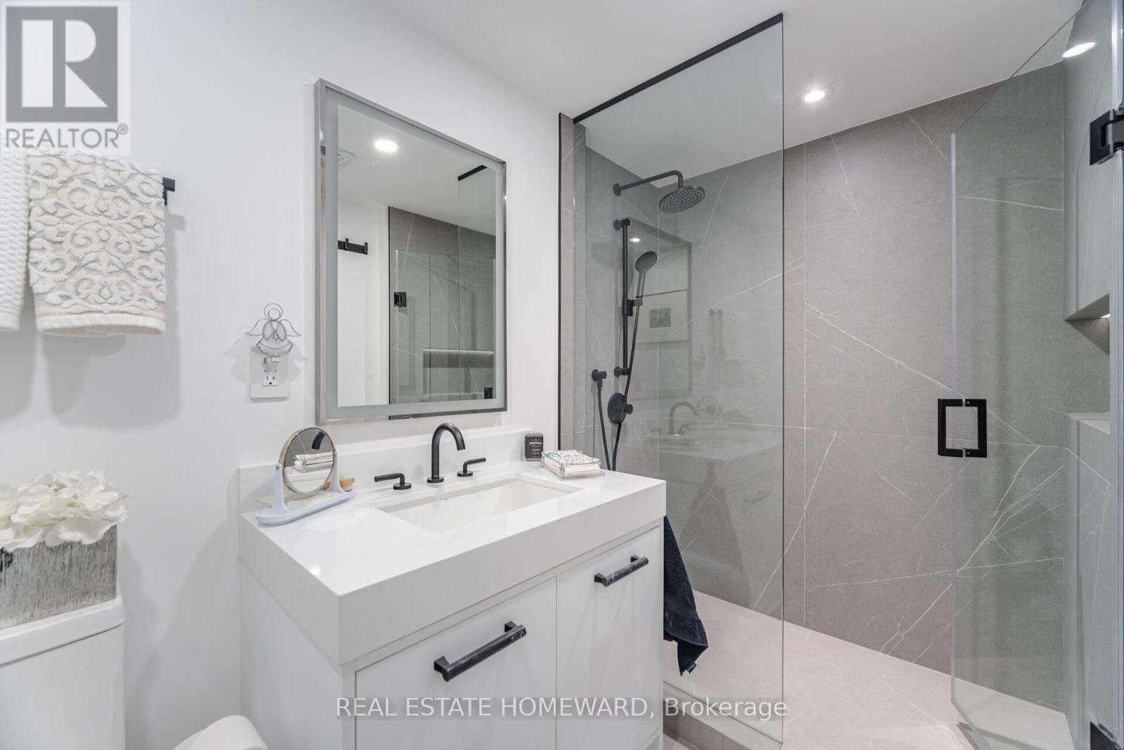 












PH2 - 10 QUEENS QUAY W

,
Toronto (Waterfront Communities),




Ontario
M5J2R9

