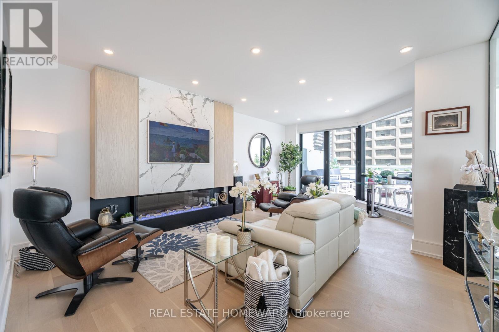












PH2 - 10 QUEENS QUAY W

,
Toronto (Waterfront Communities),




Ontario
M5J2R9

