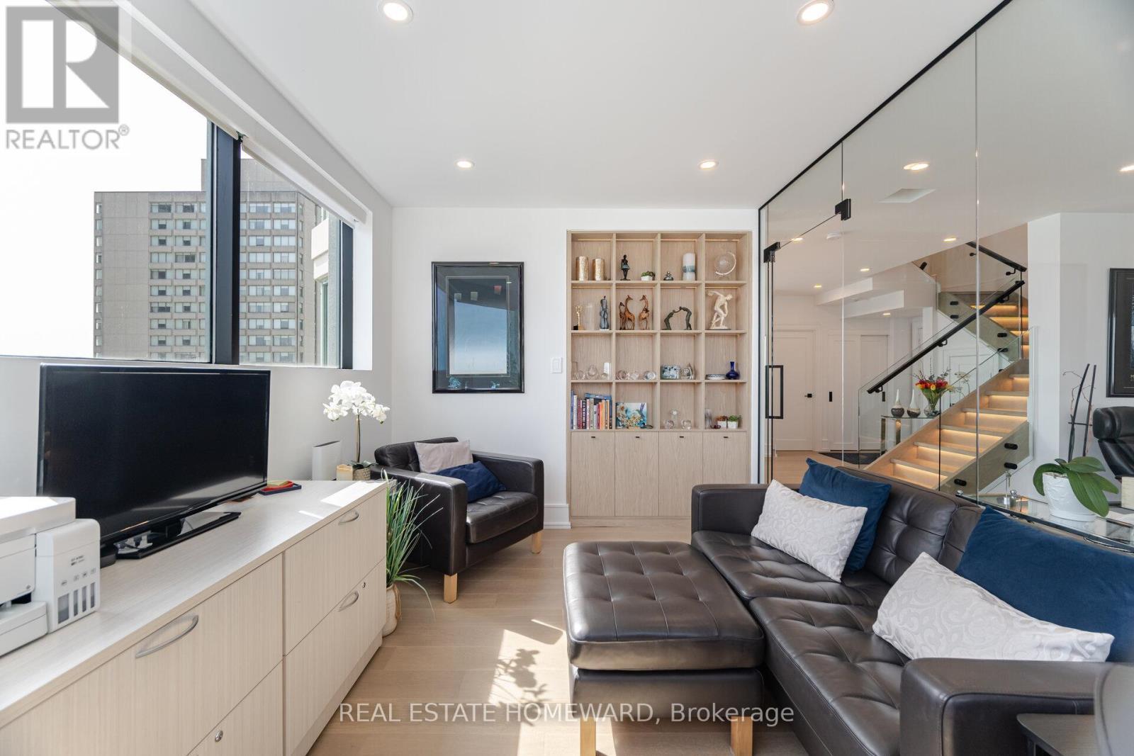 












PH2 - 10 QUEENS QUAY W

,
Toronto (Waterfront Communities),




Ontario
M5J2R9

