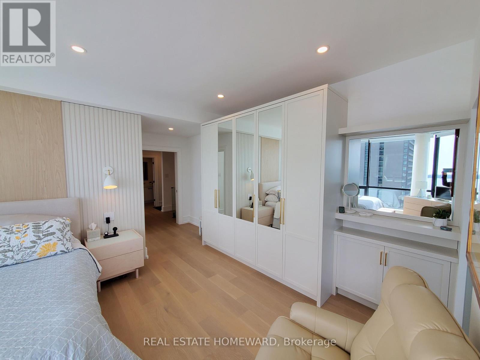 












PH2 - 10 QUEENS QUAY W

,
Toronto (Waterfront Communities),




Ontario
M5J2R9

