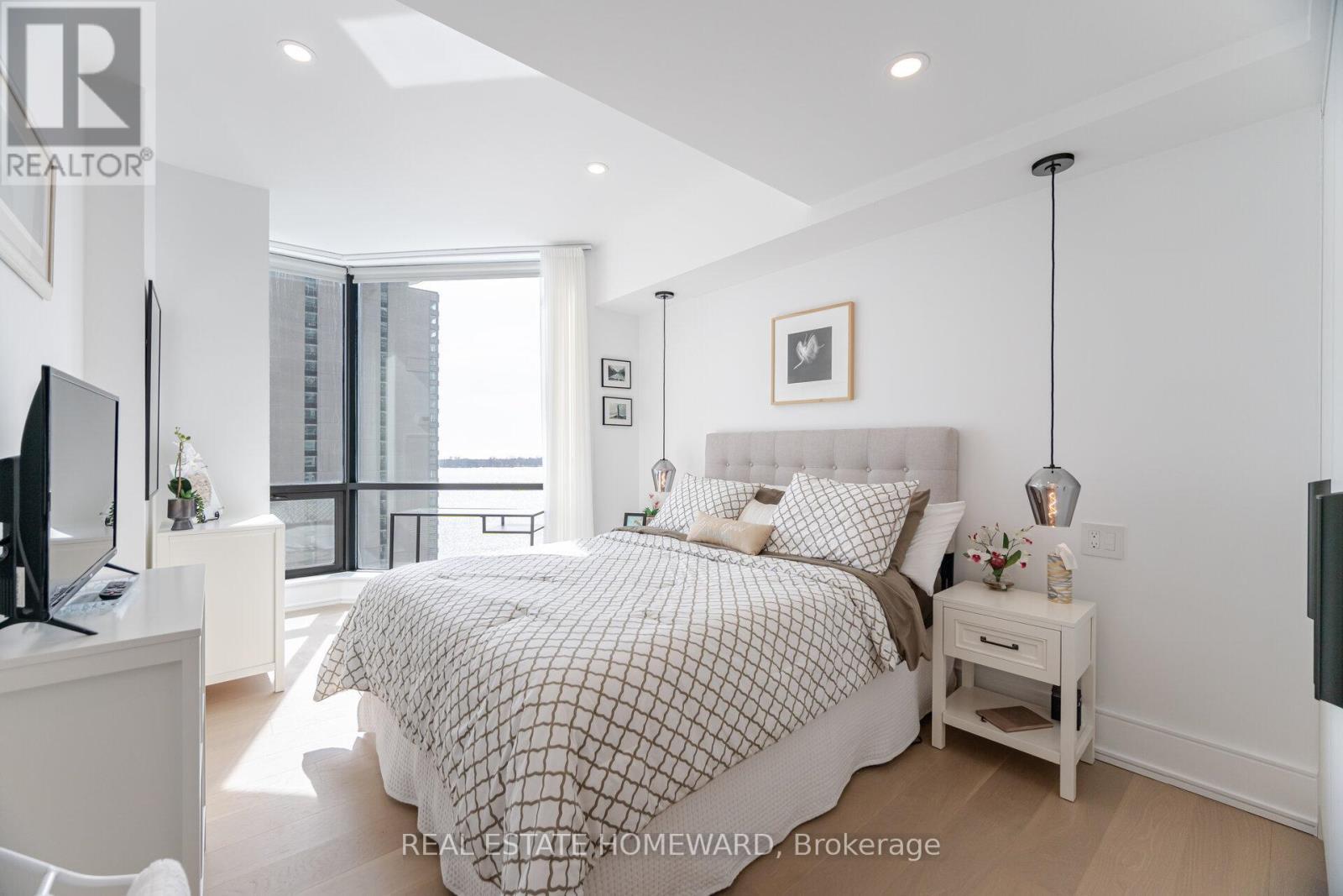 












PH2 - 10 QUEENS QUAY W

,
Toronto (Waterfront Communities),




Ontario
M5J2R9

