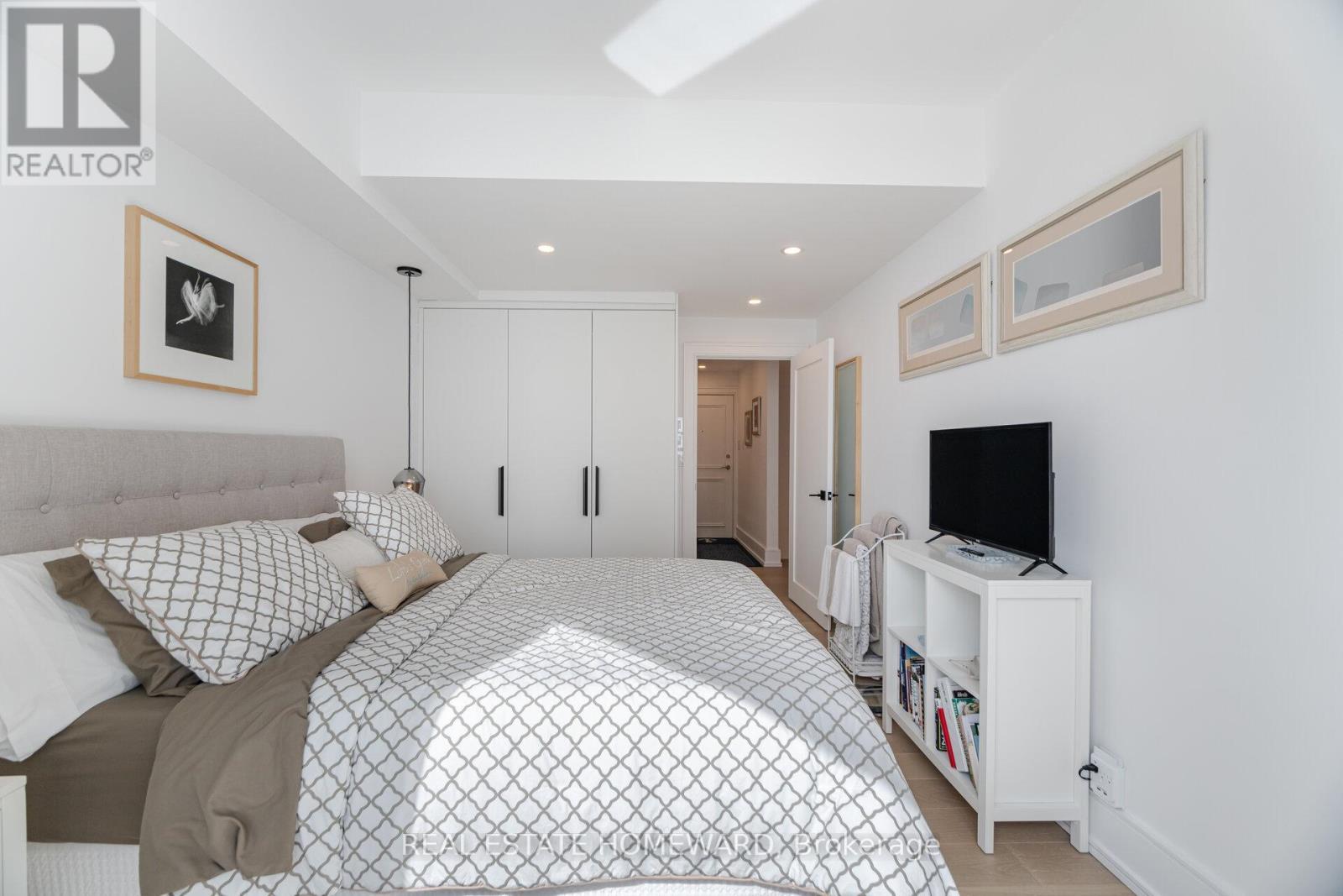 












PH2 - 10 QUEENS QUAY W

,
Toronto (Waterfront Communities),




Ontario
M5J2R9

