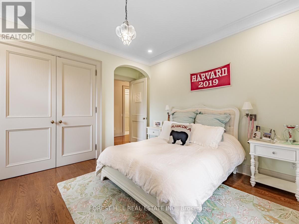 












1 BURTON ROAD

,
Toronto (Forest Hill South),




Ontario
M5P1T6

