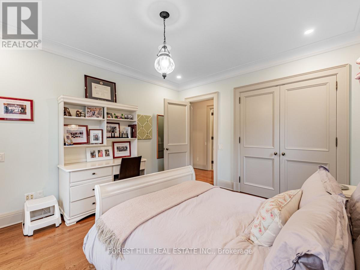 












1 BURTON ROAD

,
Toronto (Forest Hill South),




Ontario
M5P1T6


