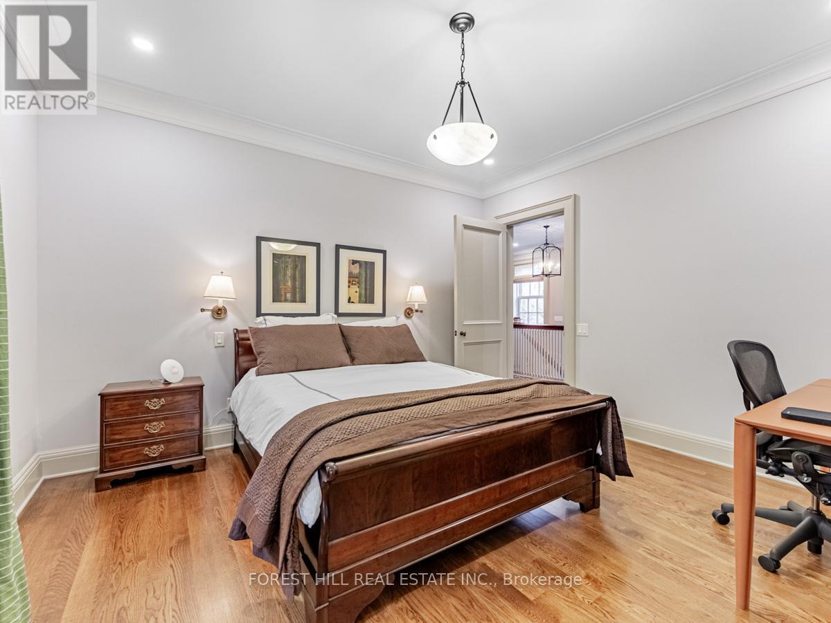 












1 BURTON ROAD

,
Toronto (Forest Hill South),




Ontario
M5P1T6

