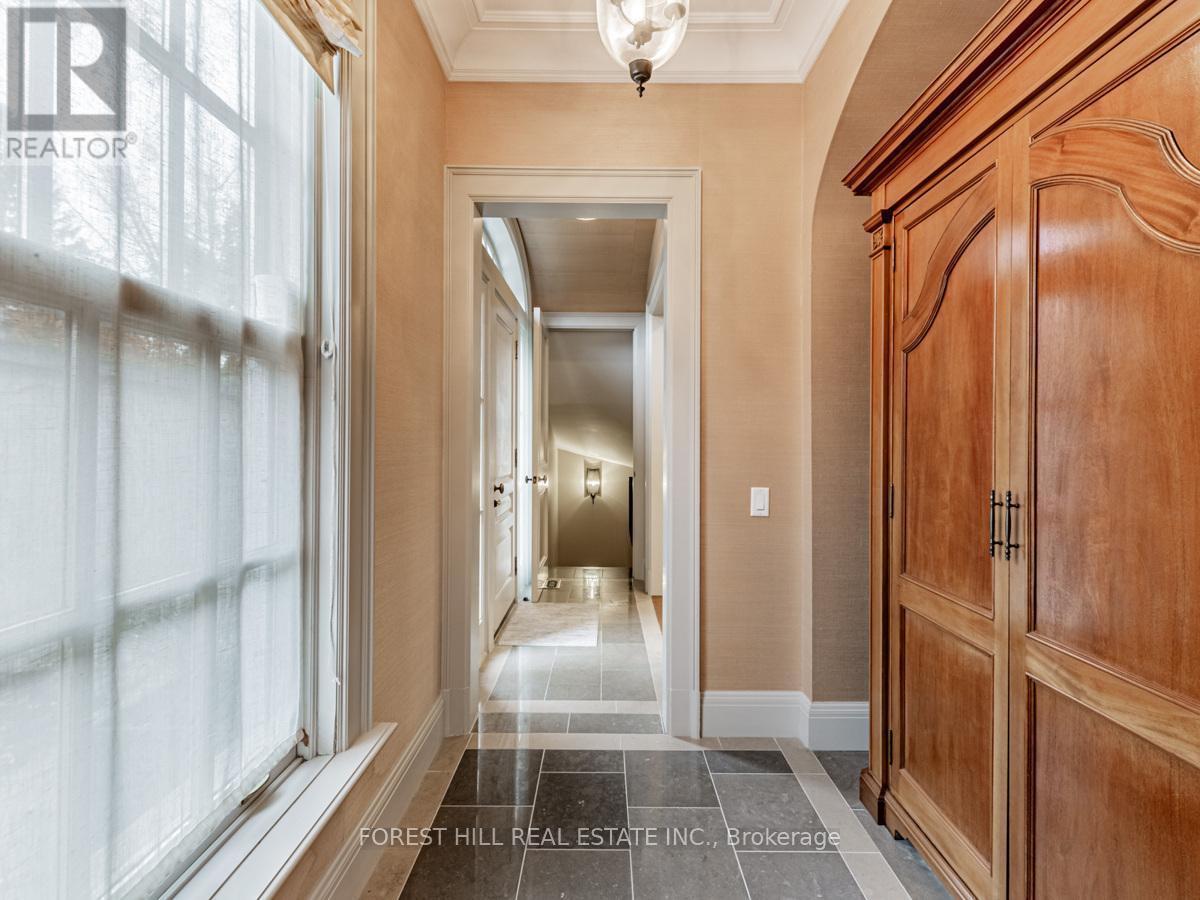 












1 BURTON ROAD

,
Toronto (Forest Hill South),




Ontario
M5P1T6

