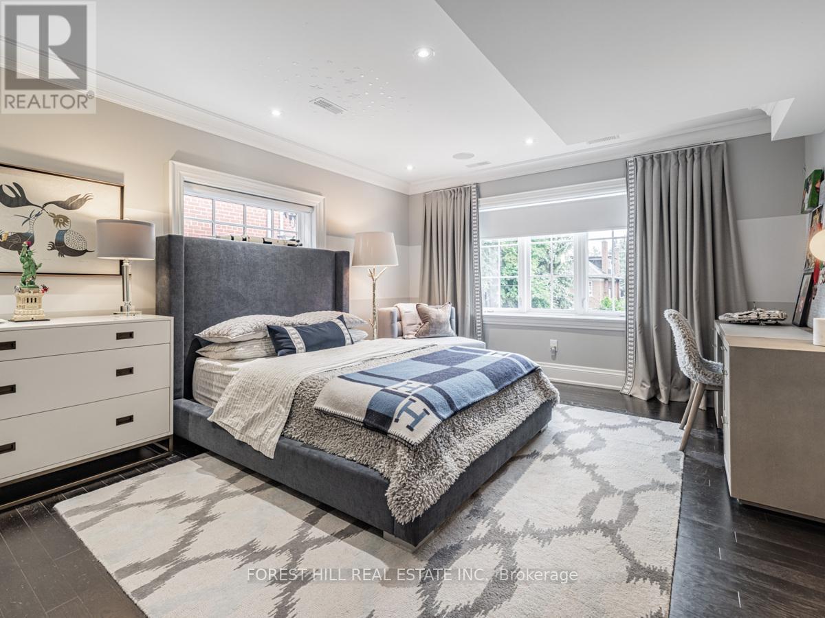 












17 HILLHOLM ROAD

,
Toronto (Forest Hill South),




Ontario
M5P1M1

