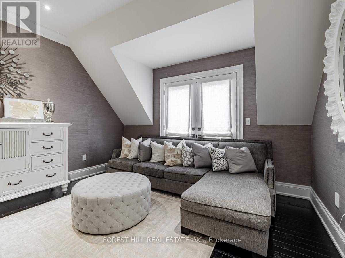 












17 HILLHOLM ROAD

,
Toronto (Forest Hill South),




Ontario
M5P1M1

