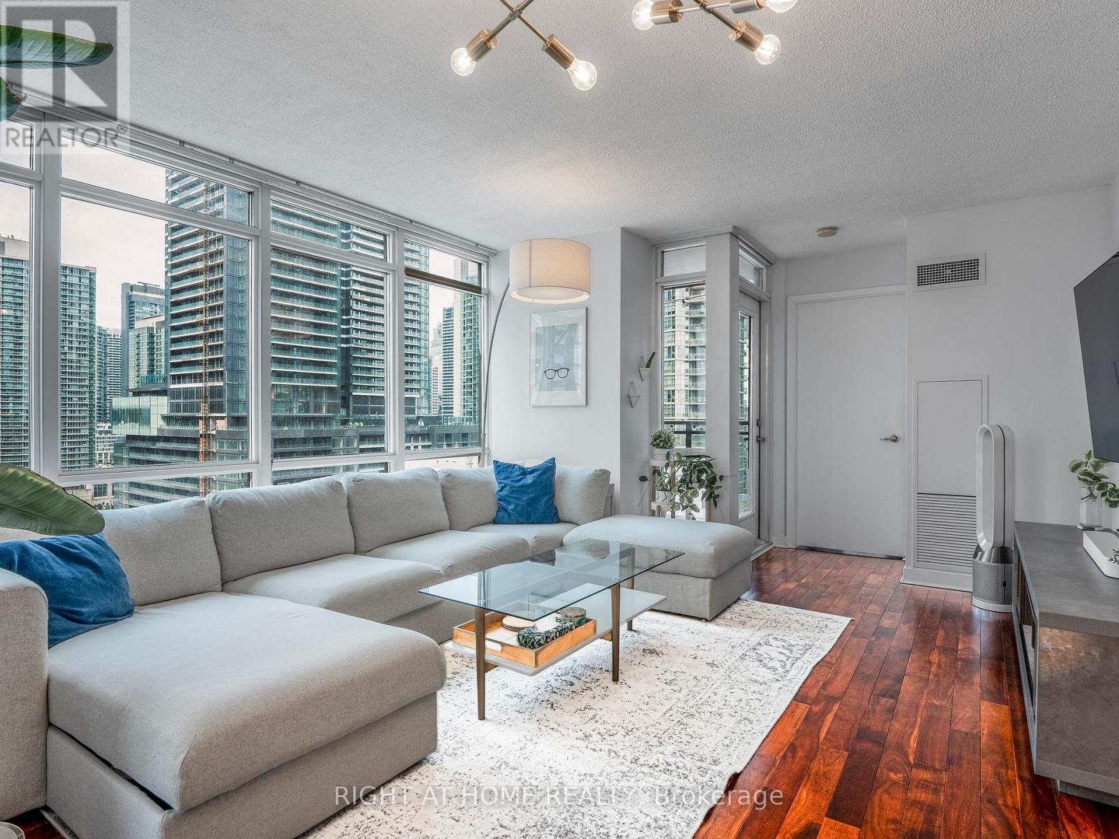 












1706 - 11 BRUNEL COURT

,
Toronto (Waterfront Communities),




Ontario
M5V3Y3


