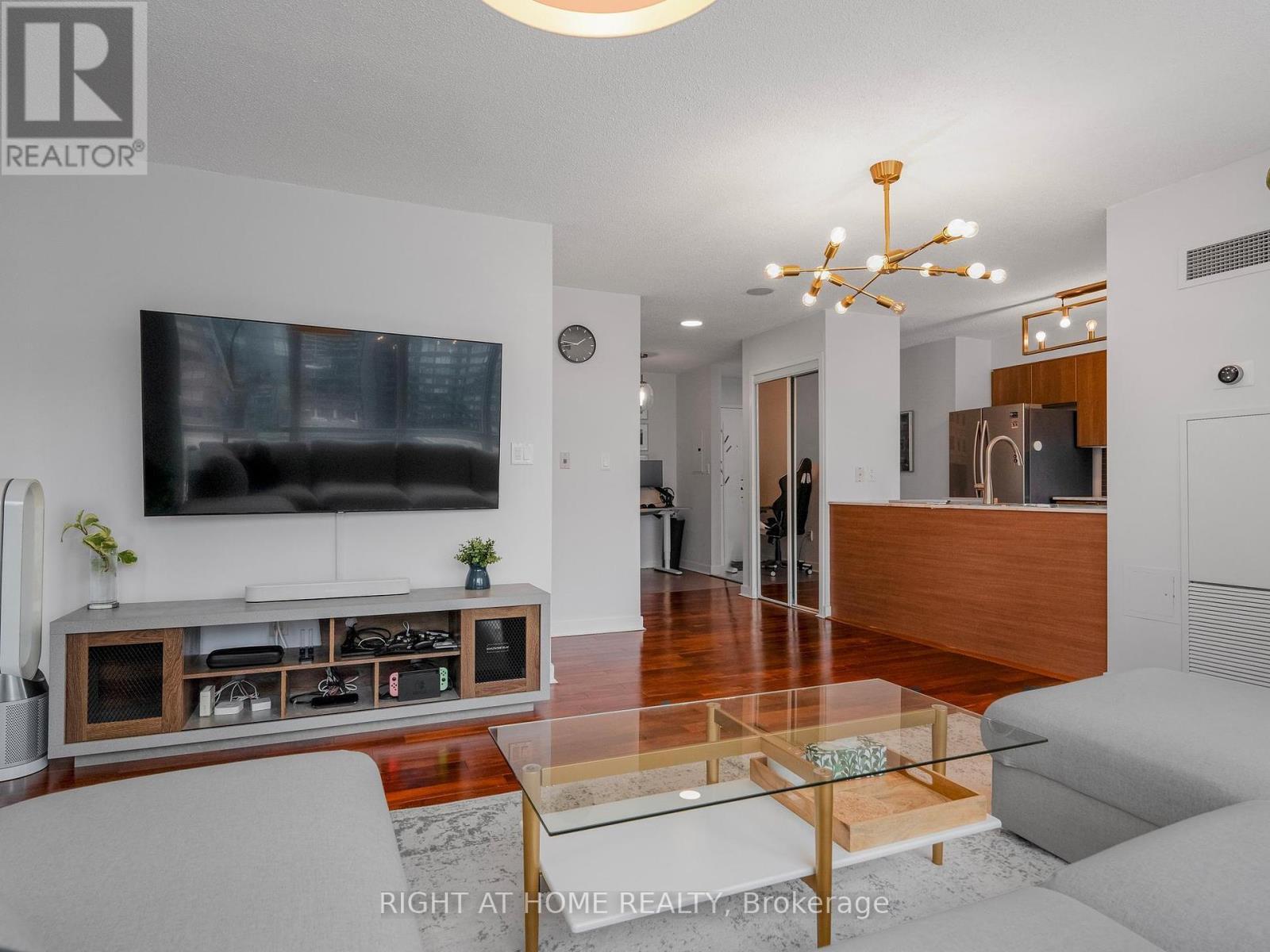 












1706 - 11 BRUNEL COURT

,
Toronto (Waterfront Communities),




Ontario
M5V3Y3

