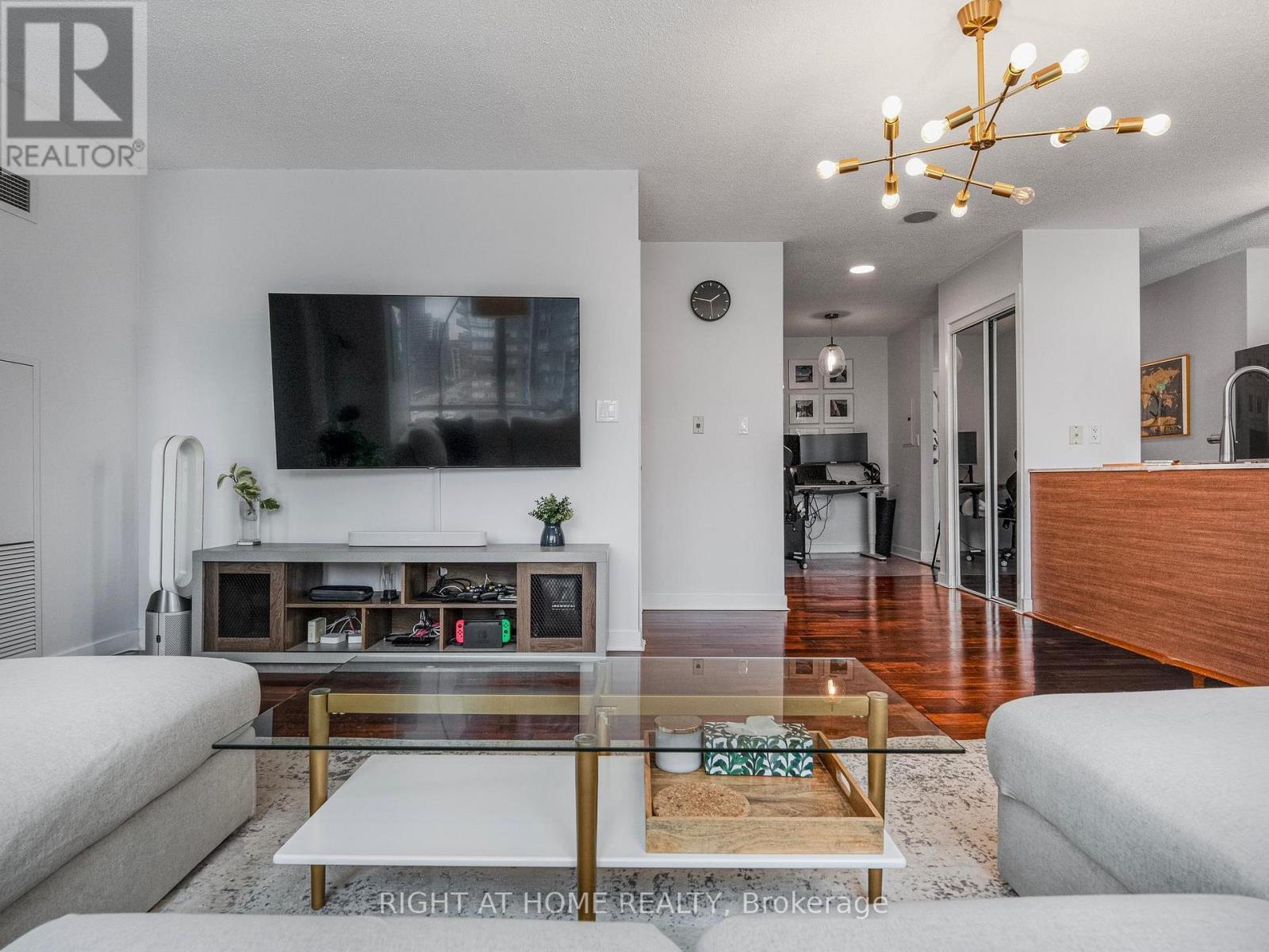 












1706 - 11 BRUNEL COURT

,
Toronto (Waterfront Communities),




Ontario
M5V3Y3

