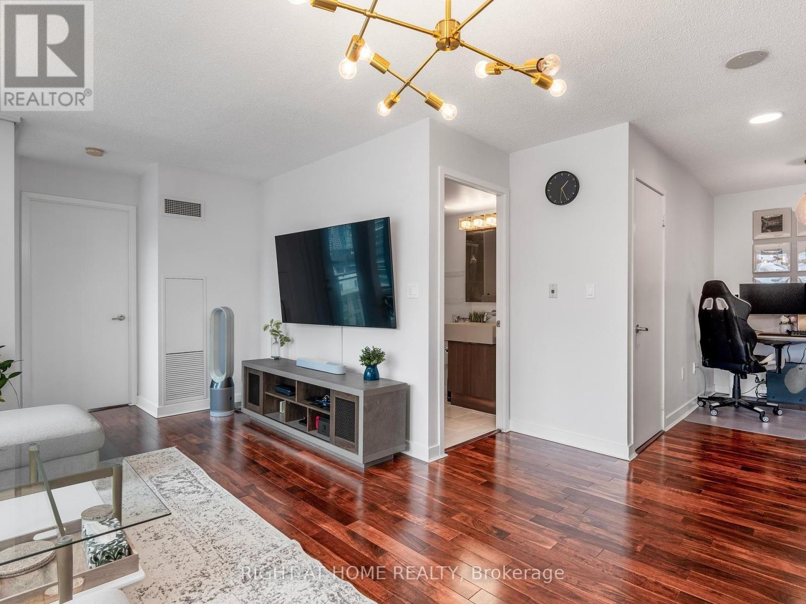 












1706 - 11 BRUNEL COURT

,
Toronto (Waterfront Communities),




Ontario
M5V3Y3

