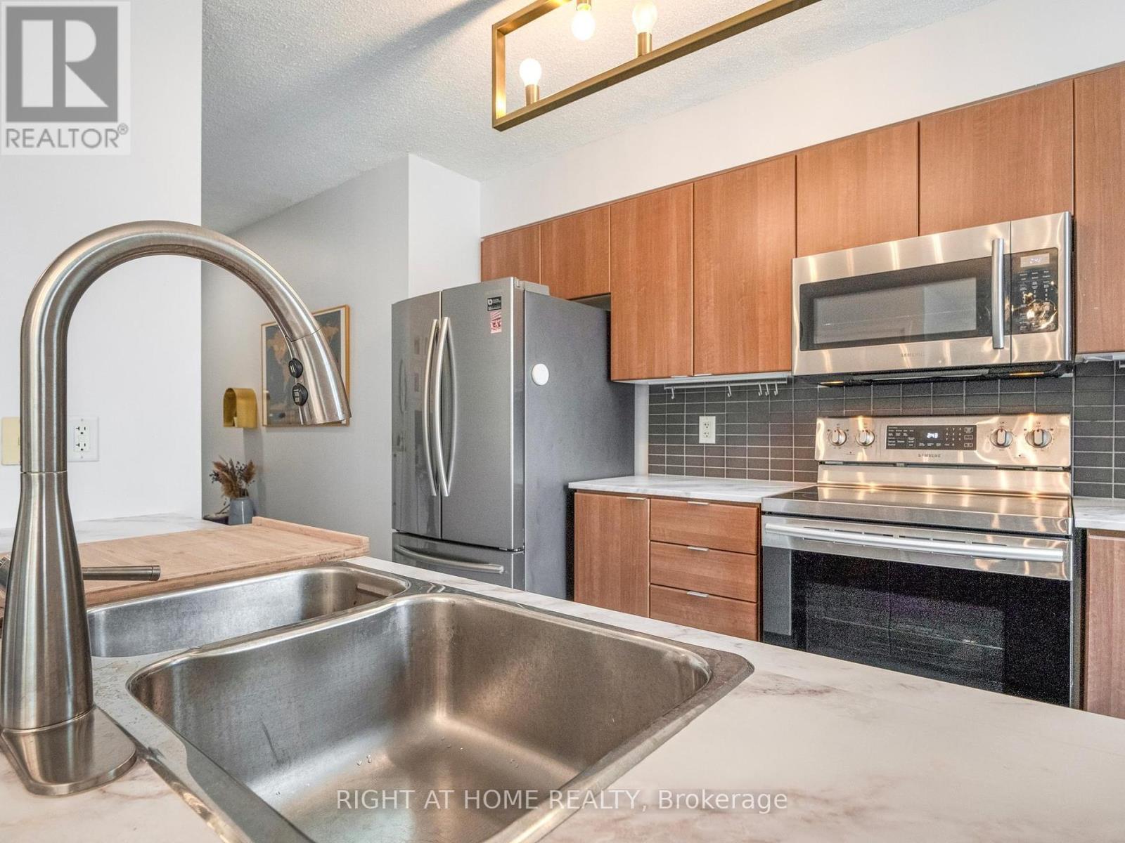 












1706 - 11 BRUNEL COURT

,
Toronto (Waterfront Communities),




Ontario
M5V3Y3

