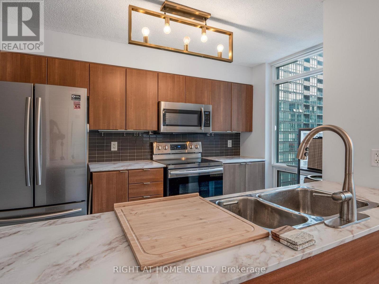 












1706 - 11 BRUNEL COURT

,
Toronto (Waterfront Communities),




Ontario
M5V3Y3

