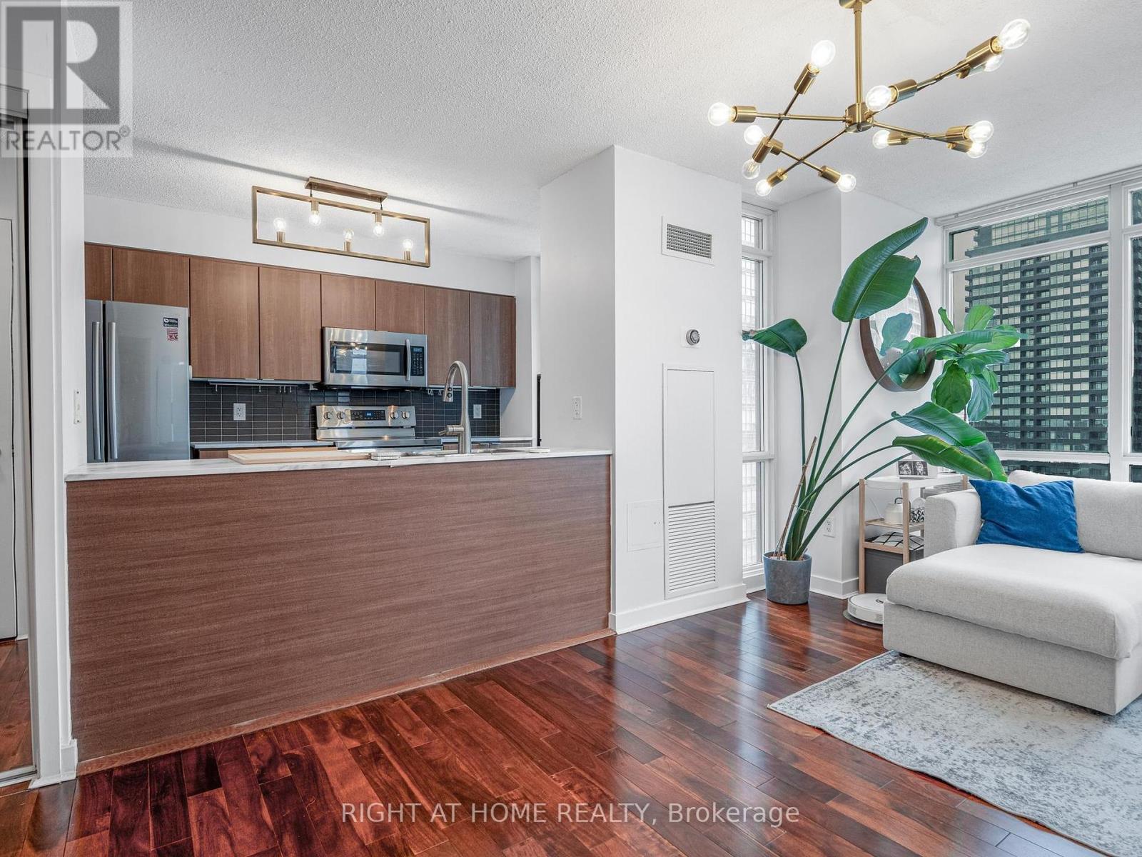 












1706 - 11 BRUNEL COURT

,
Toronto (Waterfront Communities),




Ontario
M5V3Y3

