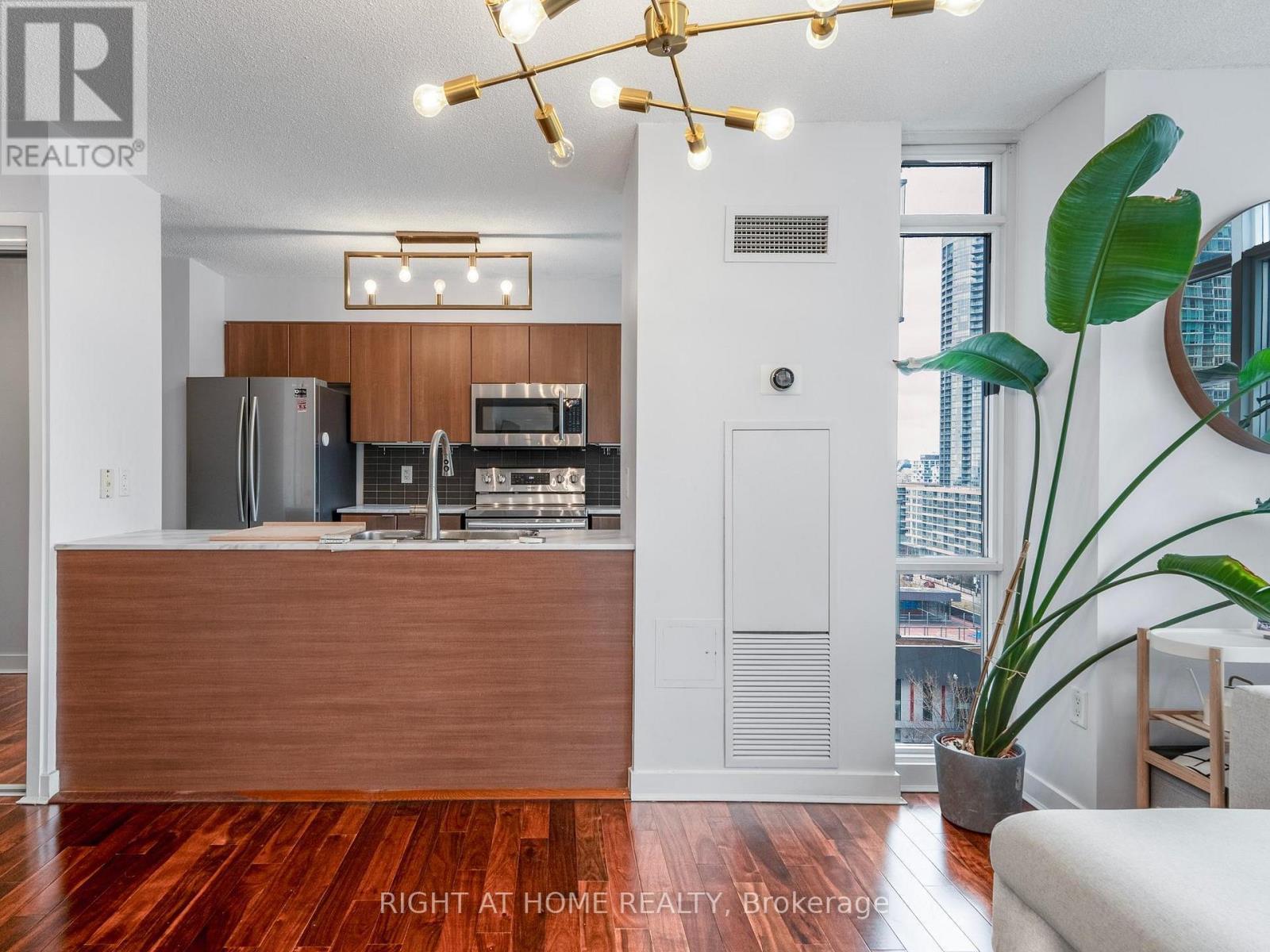 












1706 - 11 BRUNEL COURT

,
Toronto (Waterfront Communities),




Ontario
M5V3Y3

