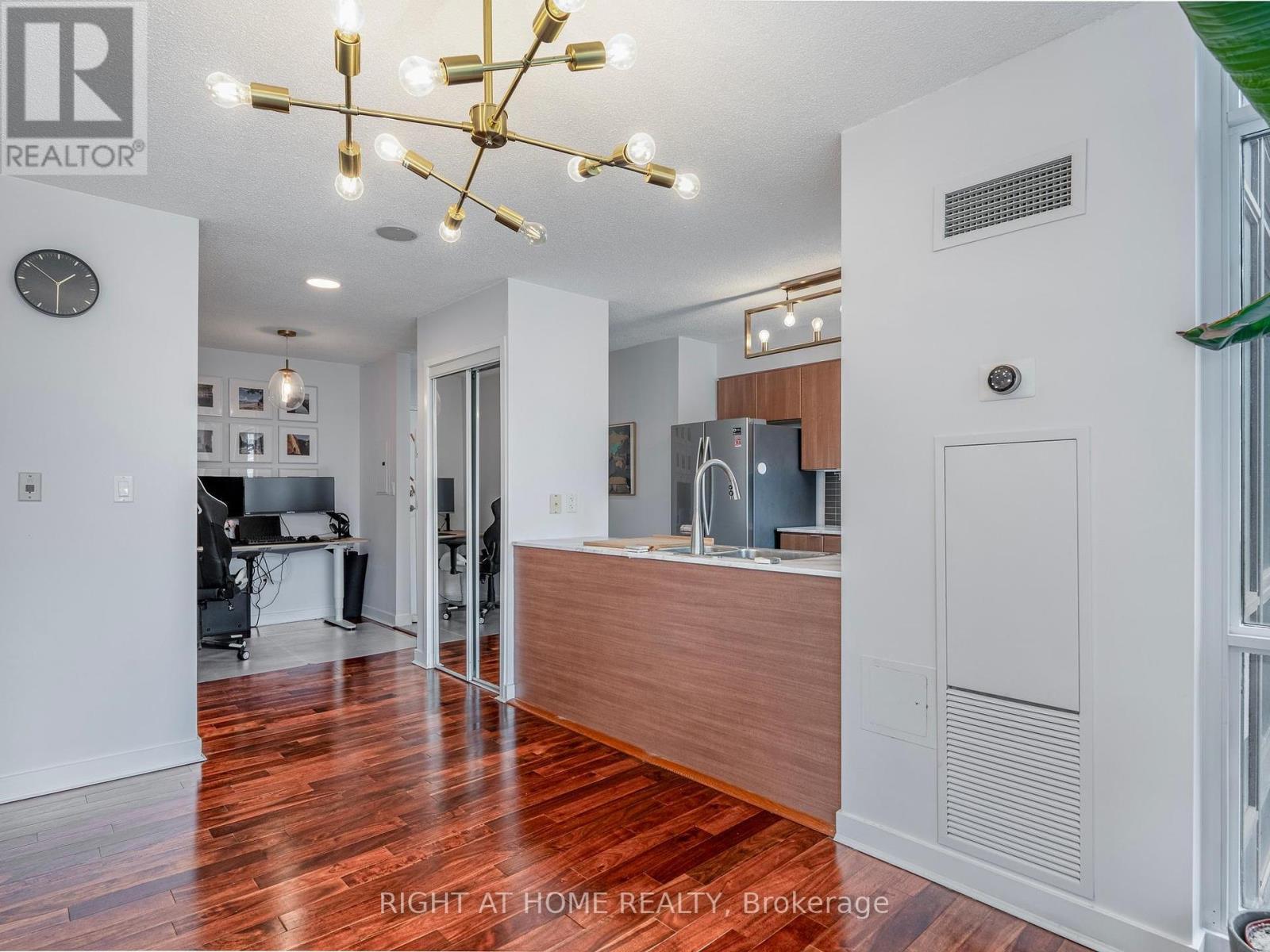 












1706 - 11 BRUNEL COURT

,
Toronto (Waterfront Communities),




Ontario
M5V3Y3

